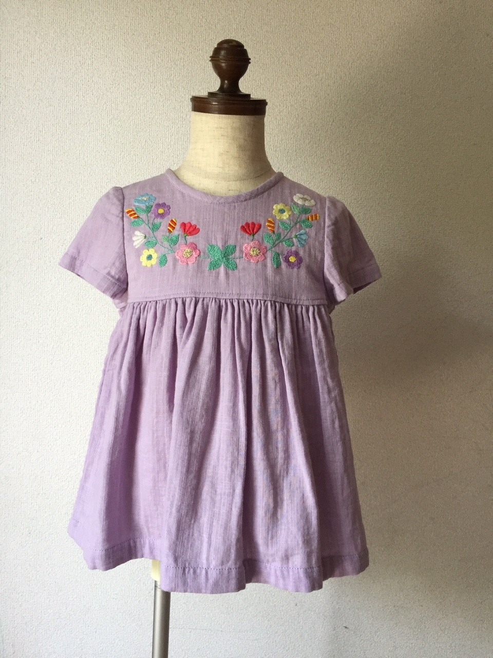 刺繍チュニックワンピース ラベンダーやさしい色の花の刺繍 Size90cm Iichi ハンドメイド クラフト作品 手仕事品の通販