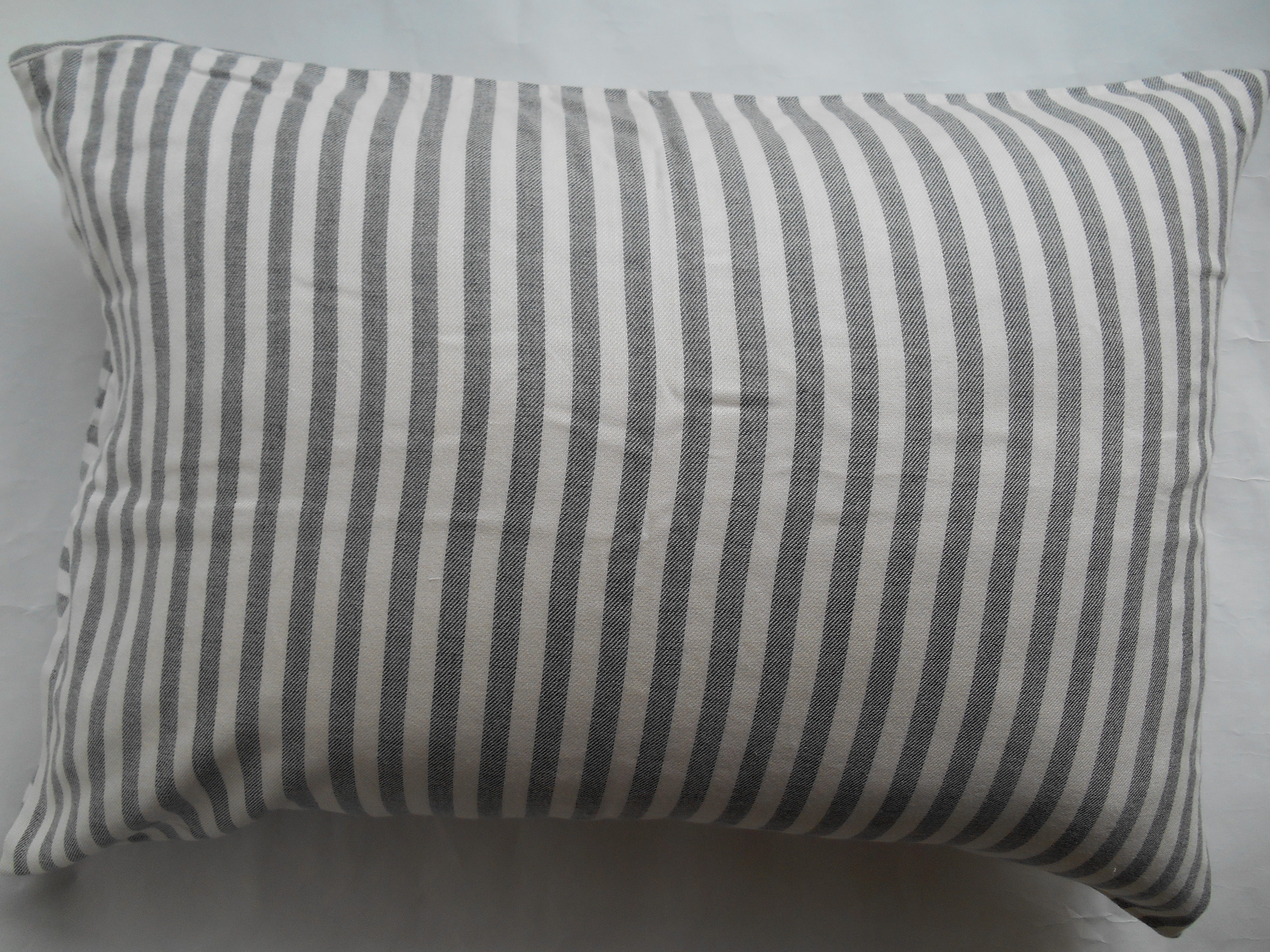 グレー ストライプ リボン付きかわいい枕カバー Iichi ハンドメイド クラフト作品 手仕事品の通販