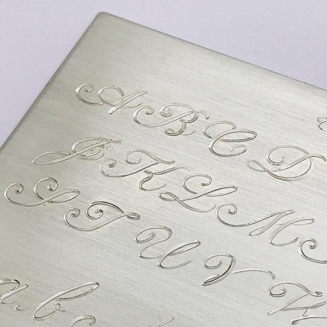彫金 文字彫り 模様彫り 金属 彫刻 筆記体 Engraving Copper Plate Iichi ハンドメイド クラフト作品 手仕事品の通販