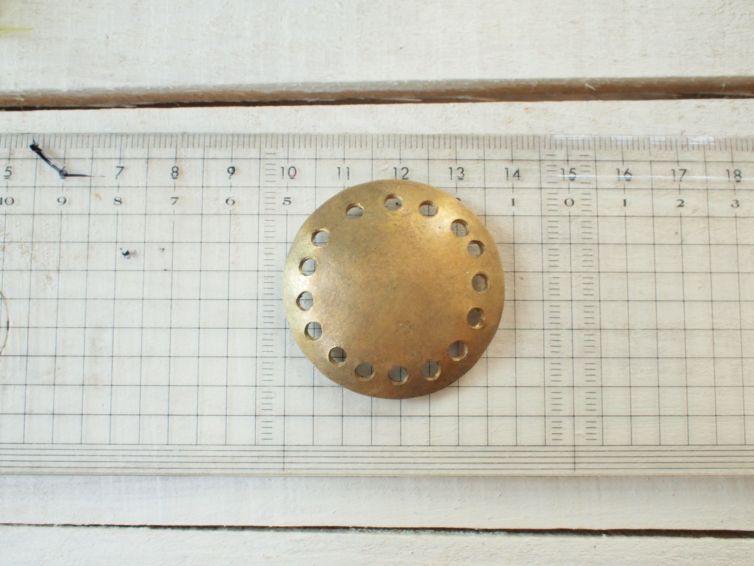 真鍮 日の輪経年変化済みのような 大きめ真鍮コンチョ Iichi ハンドメイド クラフト作品 手仕事品の通販