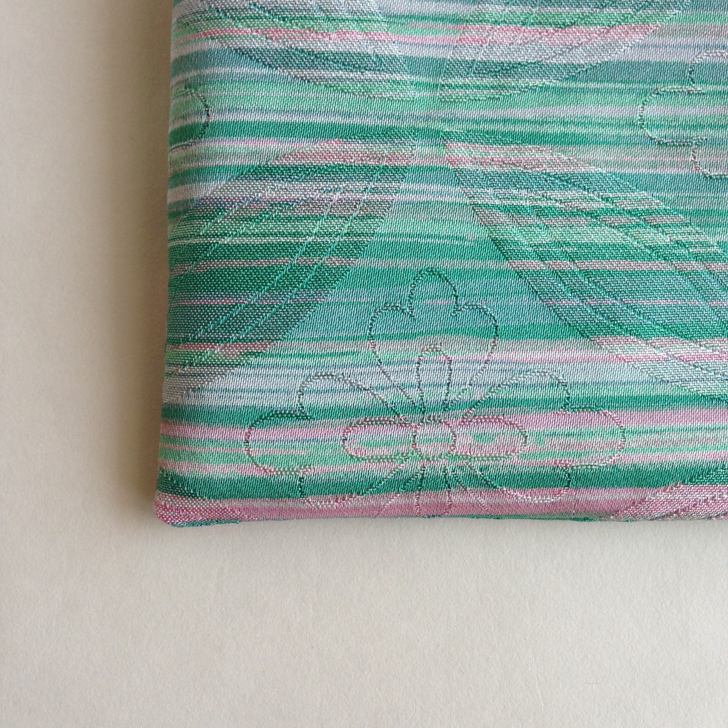 絹手染ポーチ 11cm 12 5cm 横 緑ピンク Iichi ハンドメイド クラフト作品 手仕事品の通販