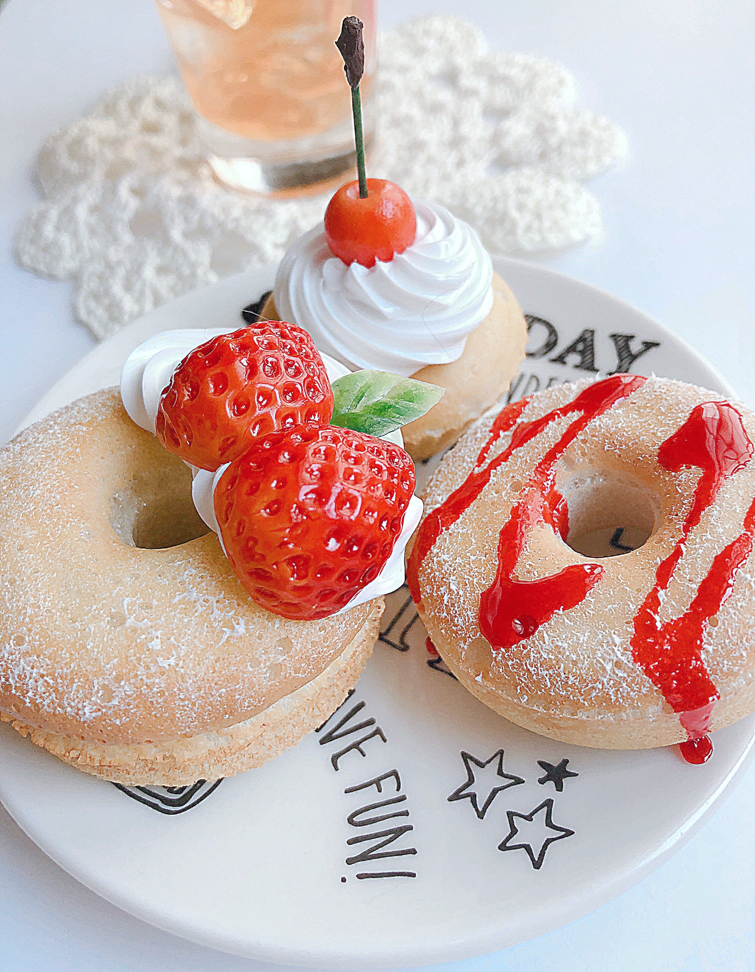 ふわふわドーナツとカップケーキのオブジェ フェイクスイーツ スイーツデコ Iichi ハンドメイド クラフト作品 手仕事品の通販