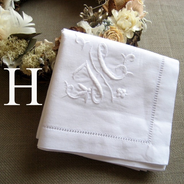 Aging手刺繍イニシャルハンカチ ホワイトH | iichi ハンドメイド 