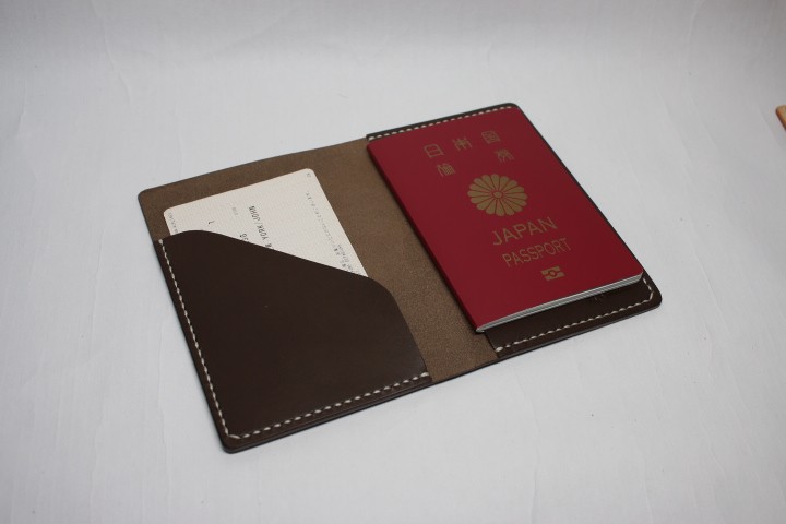ヌメ革 手縫いのパスポートケース ダークブラウン色 Iichi ハンドメイド クラフト作品 手仕事品の通販