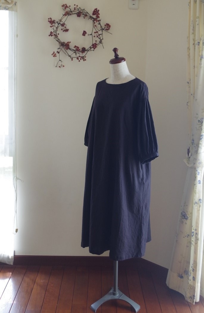 カラーリネンのボリューム袖ワンピース 墨黒 Iichi ハンドメイド クラフト作品 手仕事品の通販