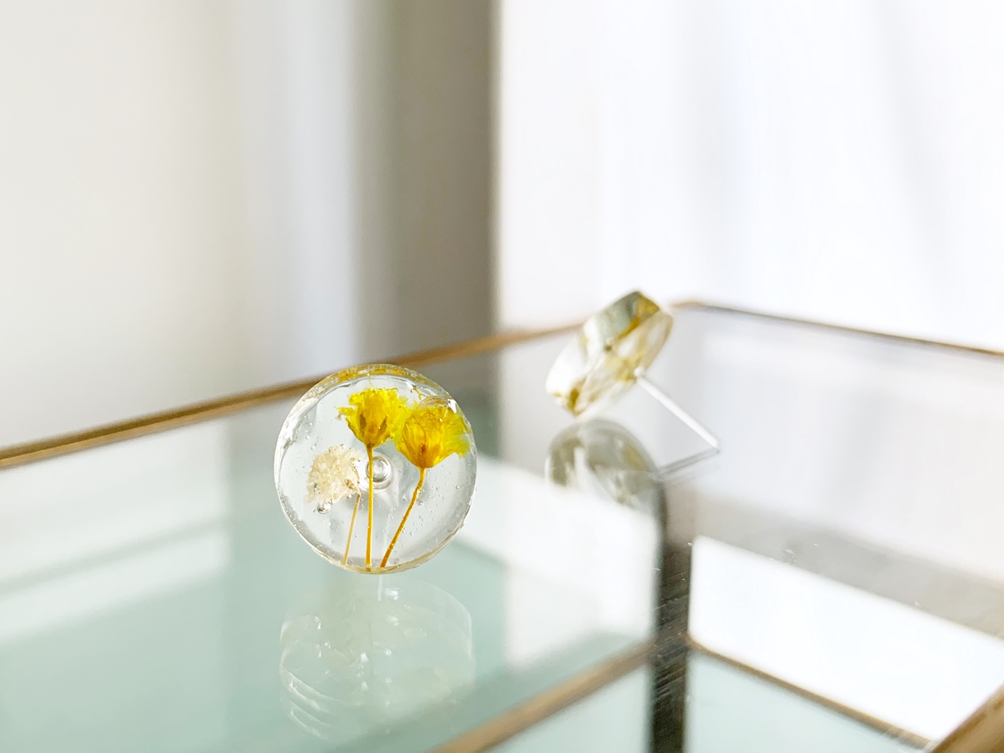 金属フリー 鮮やかなイエローかすみ草スタッド 一粒 レジンピアス 14mm 金属アレルギー対応 Iichi ハンドメイド クラフト作品 手仕事品の通販