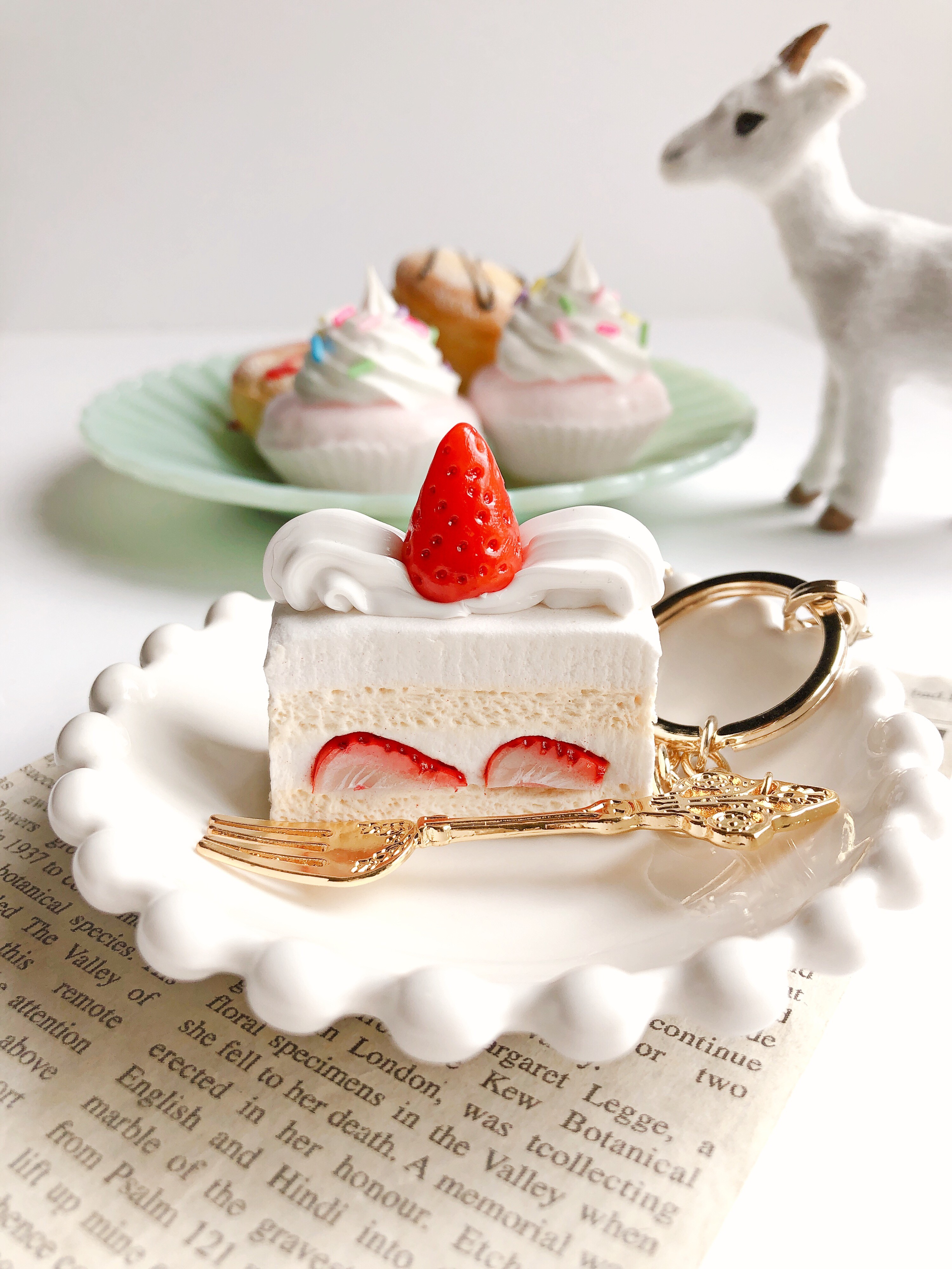 苺のショートケーキ バッグチャーム フェイクスイーツ スイーツデコ Iichi ハンドメイド クラフト作品 手仕事品の通販