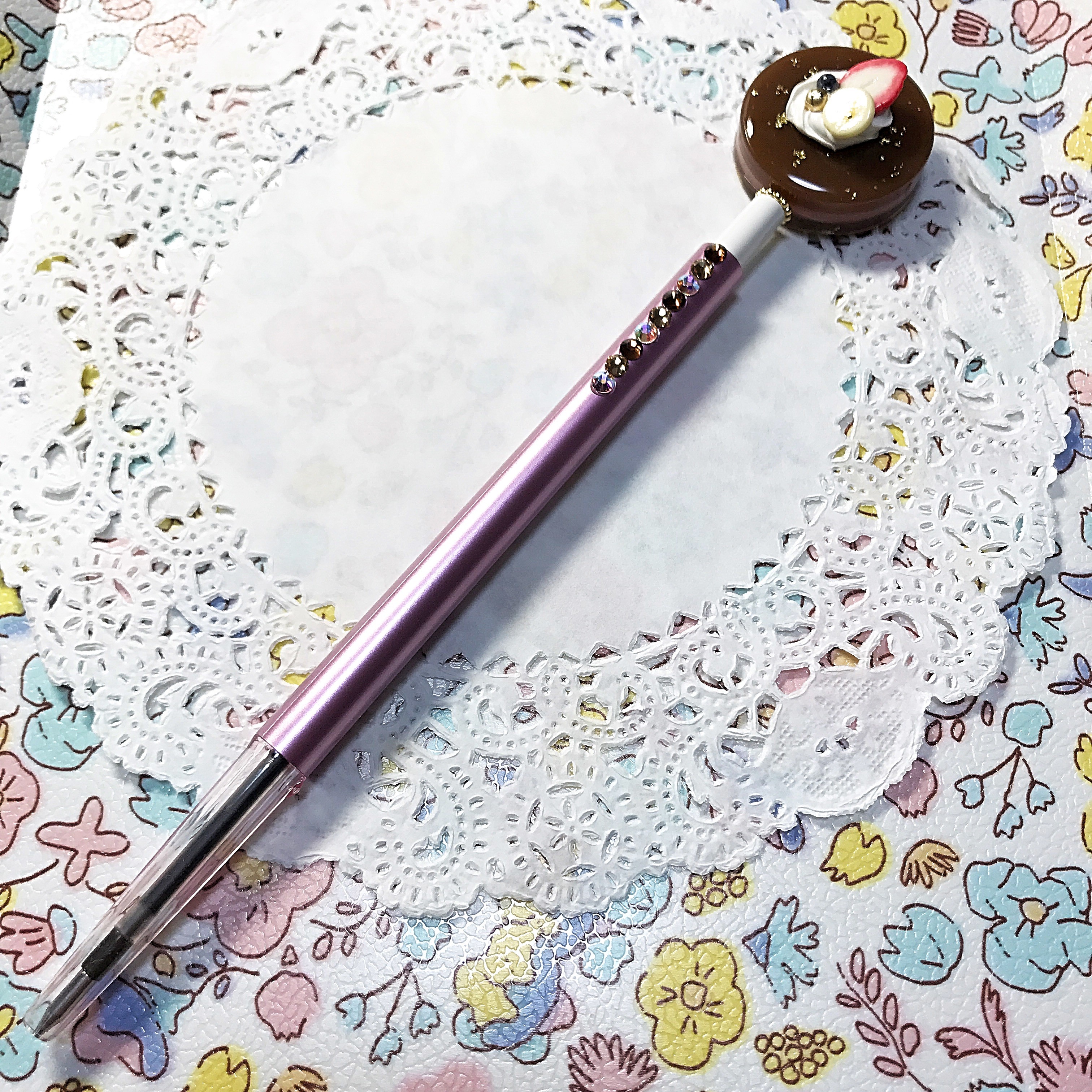 フルーツチョコケーキのキラキラボールペン Iichi ハンドメイド クラフト作品 手仕事品の通販