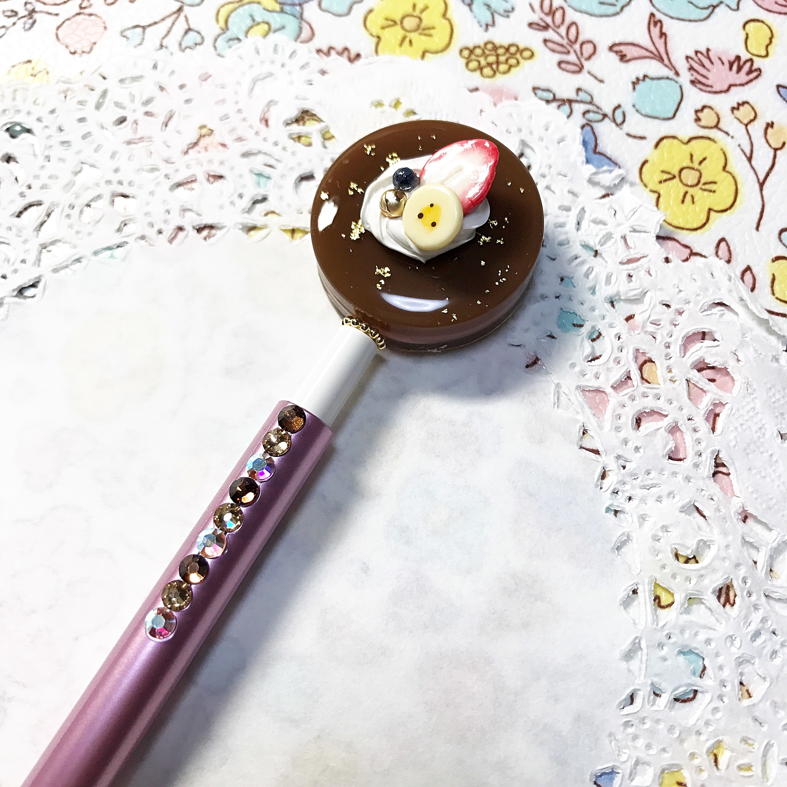 フルーツチョコケーキのキラキラボールペン Iichi ハンドメイド クラフト作品 手仕事品の通販