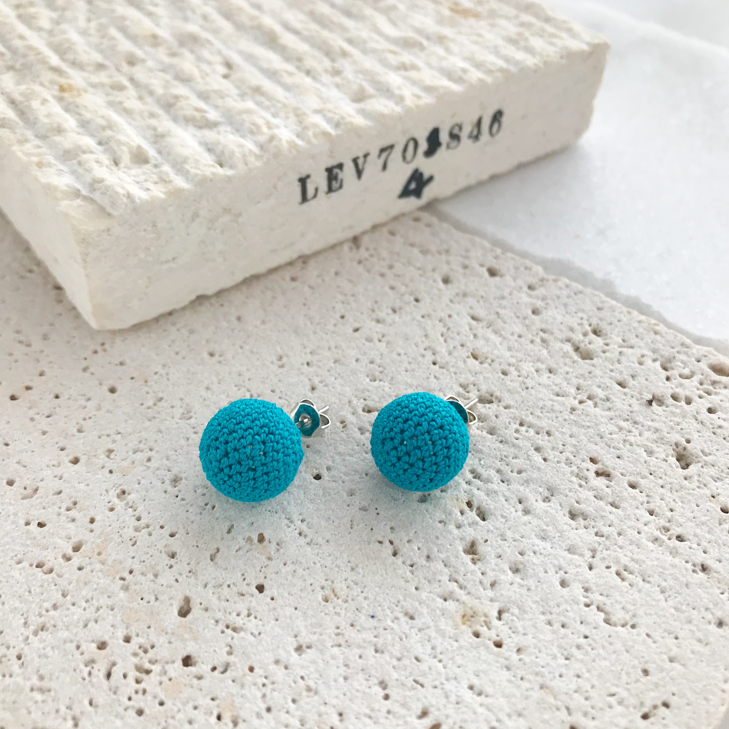 コットンレース糸の編み玉イヤリング ピアス ターコイズブルー Iichi ハンドメイド クラフト作品 手仕事品の通販