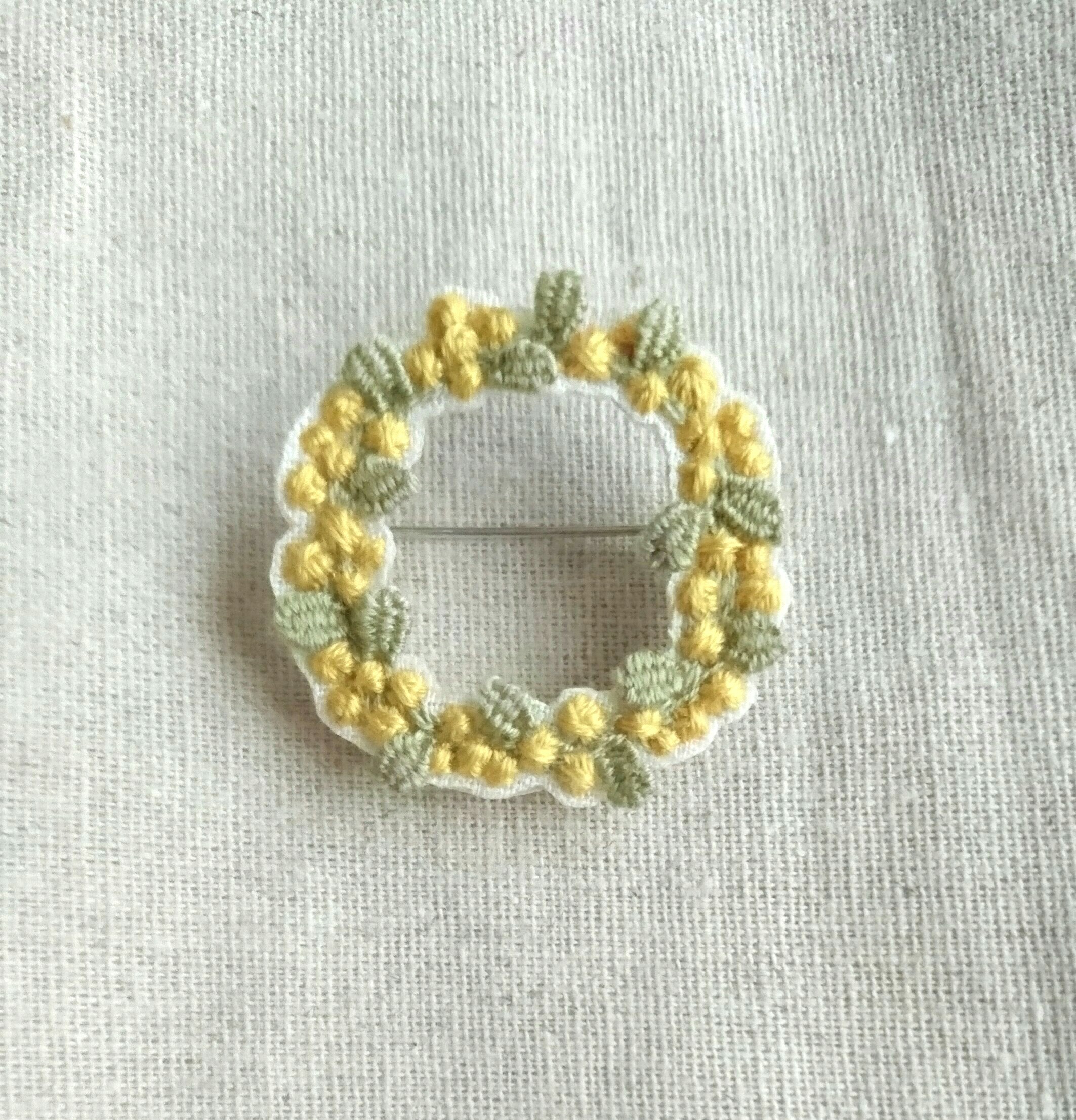 受注製作 刺繍ブローチ Mimosa Wreath Iichi ハンドメイド クラフト作品 手仕事品の通販