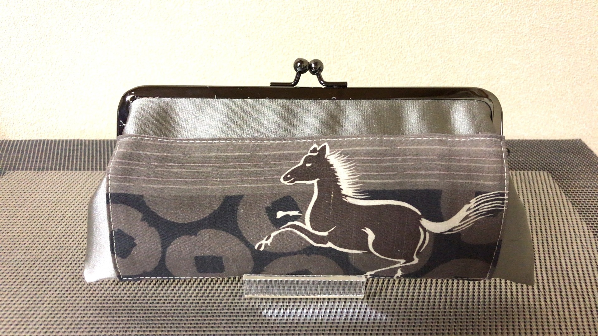 眼鏡ケース がま口タイプ お馬さんとサンドベージュ帯地 Iichi ハンドメイド クラフト作品 手仕事品の通販