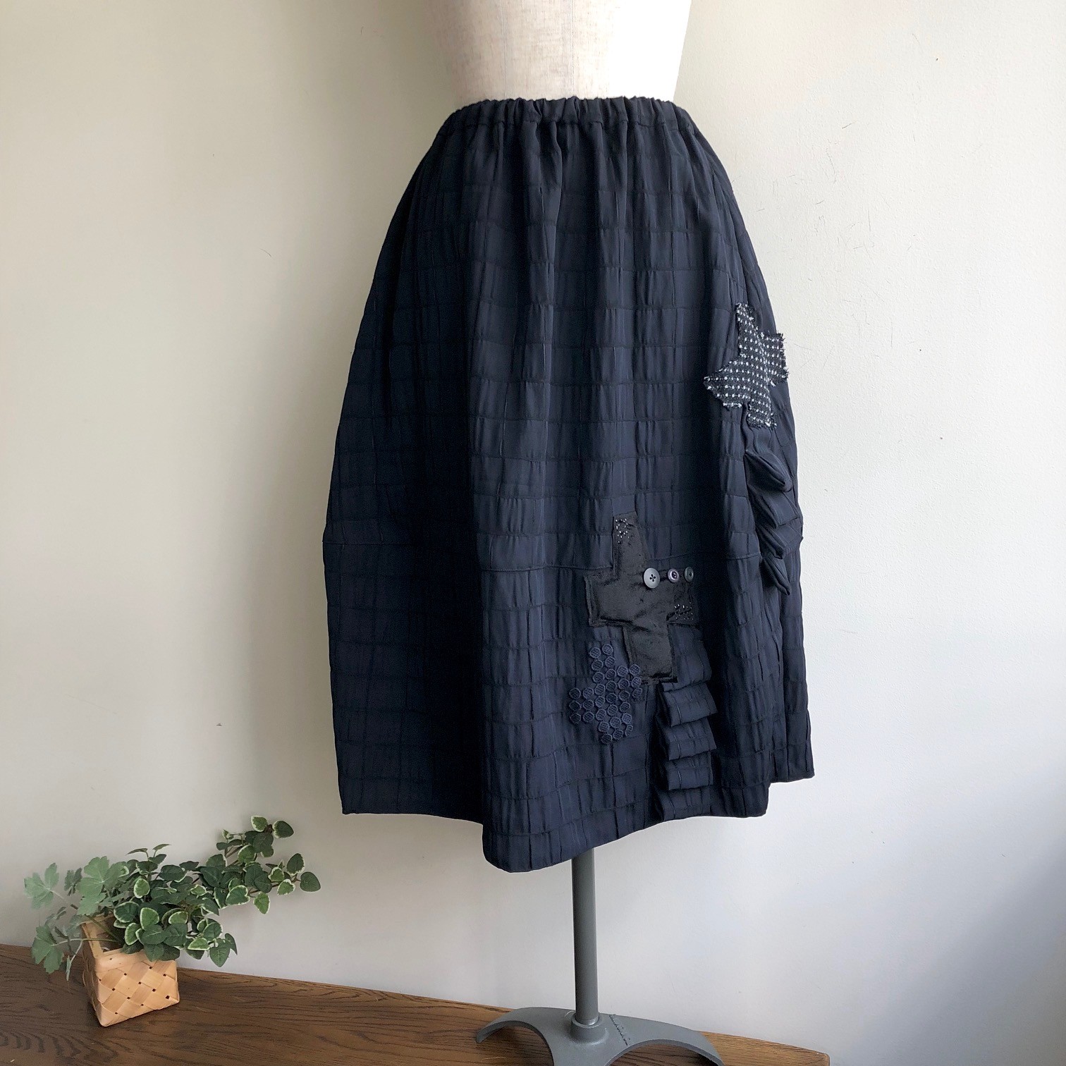 おもしろい加工生地のコクーンスカート 黒 Iichi ハンドメイド クラフト作品 手仕事品の通販