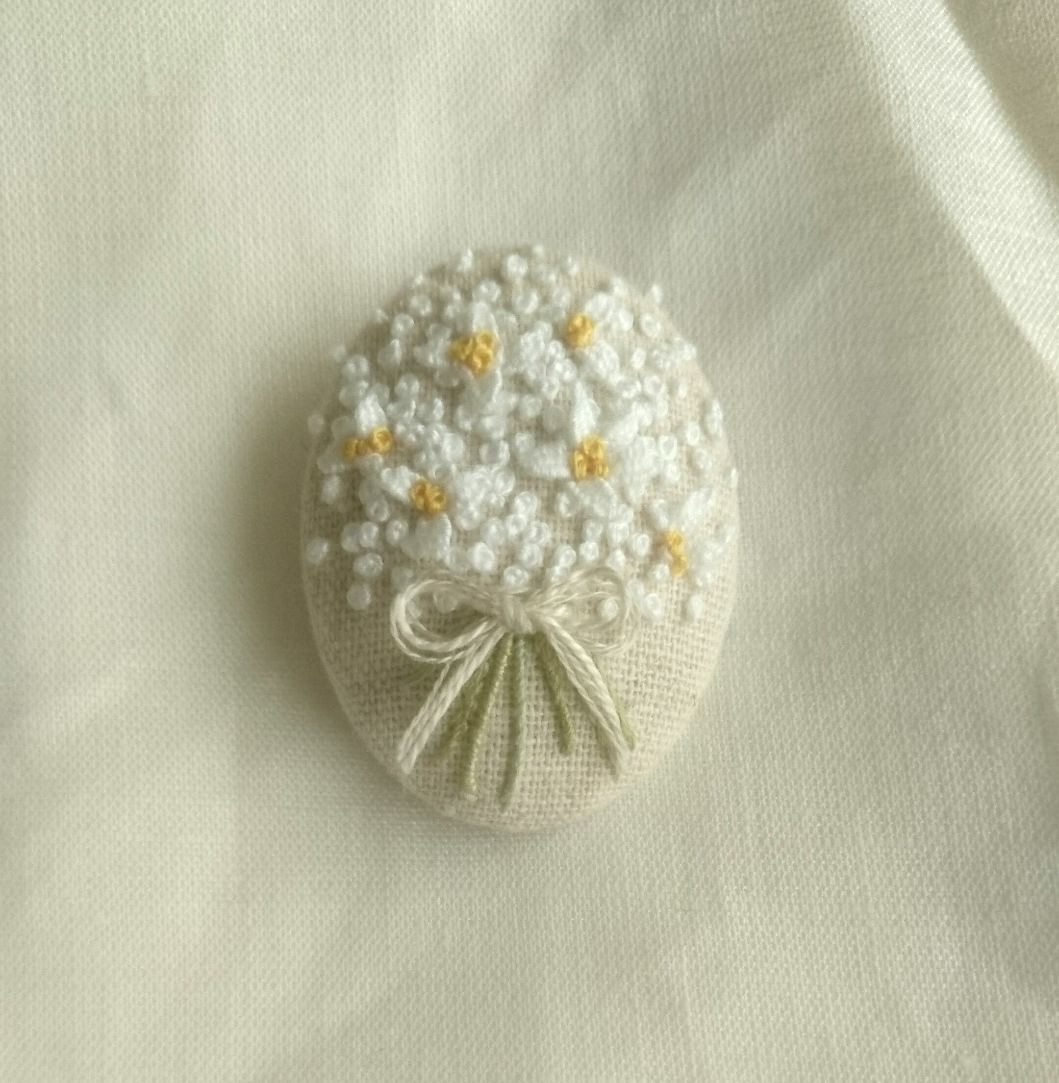 受注製作 刺繍ブローチ White Bouquet Iichi ハンドメイド クラフト作品 手仕事品の通販