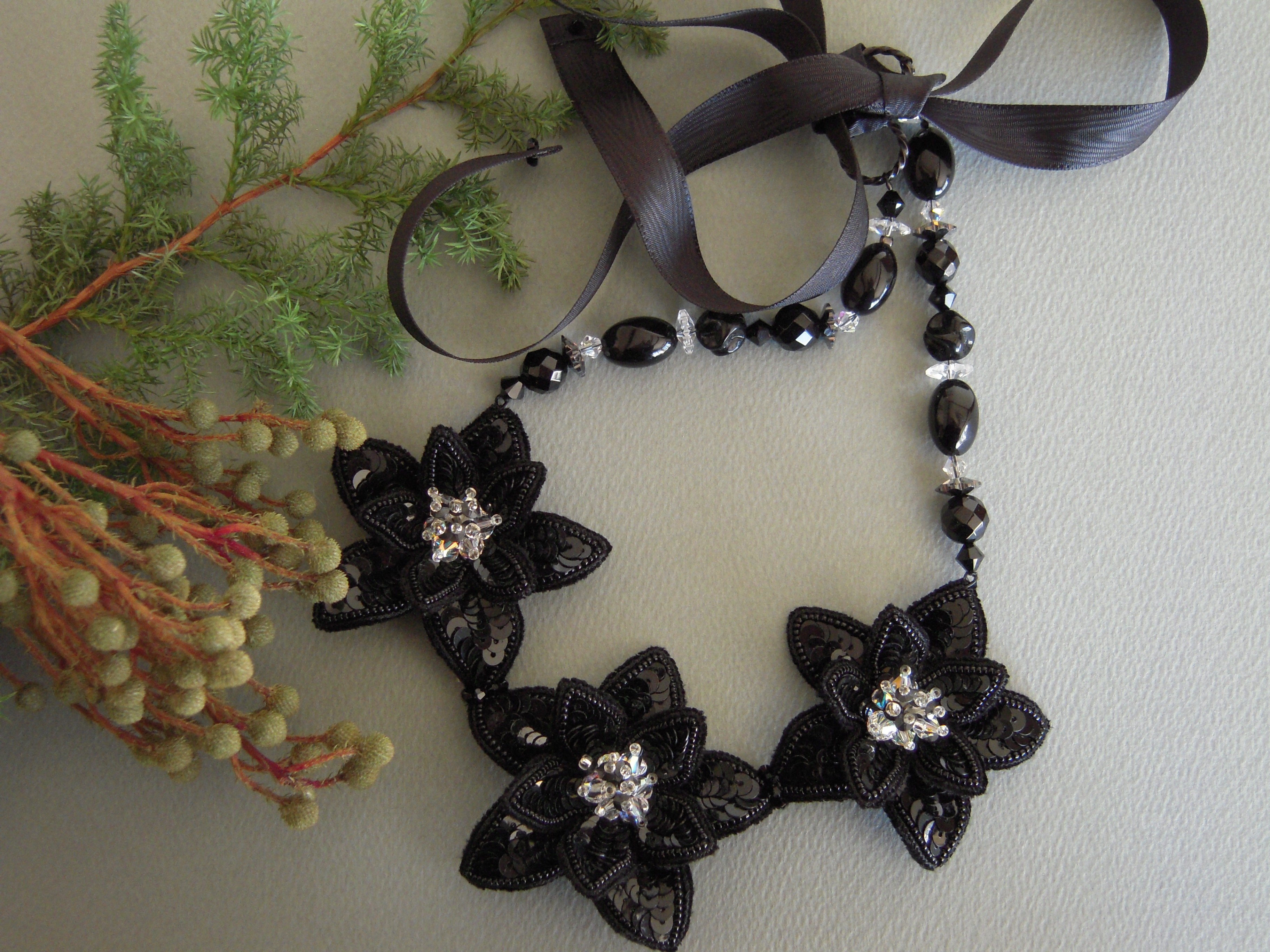 ３連の花モチーフネックレス Iichi ハンドメイド クラフト作品 手仕事品の通販