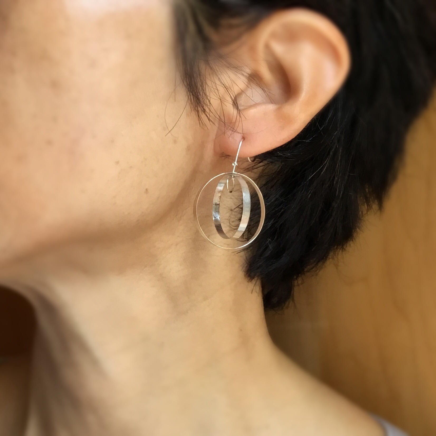 ２つの輪っかがくるくる回るピアス Iichi ハンドメイド クラフト作品 手仕事品の通販