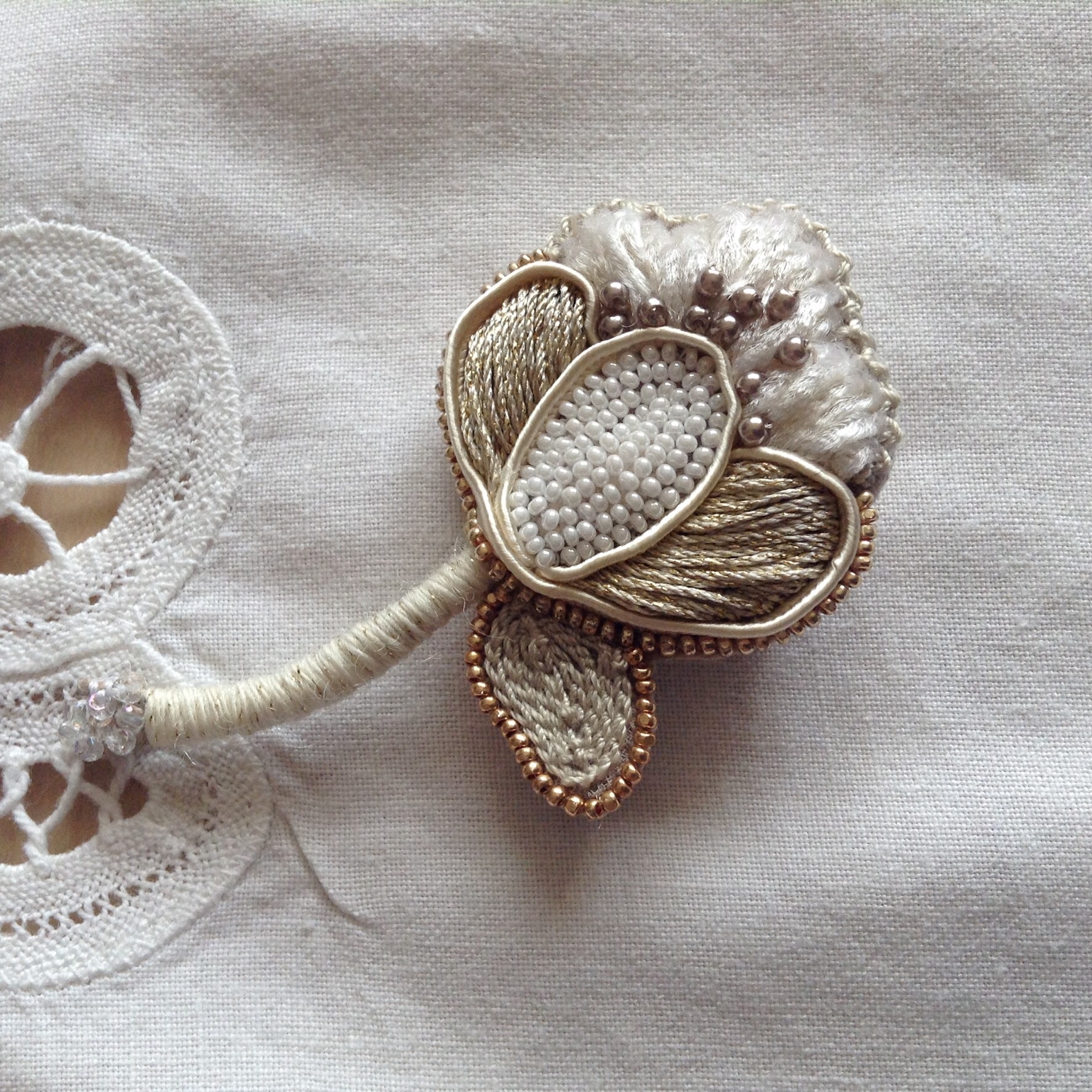 花の刺繍ブローチ D Iichi ハンドメイド クラフト作品 手仕事品の通販 花の刺繍ブローチ D Iichi ハンドメイド クラフト作品 手仕事品の通販
