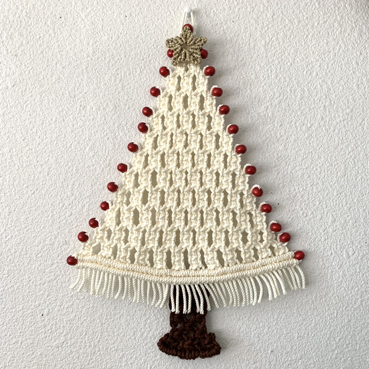 マクラメ編みの白くシンプルなクリスマスツリー タペストリー 外せる金色の星付き Iichi ハンドメイド クラフト作品 手仕事品の通販