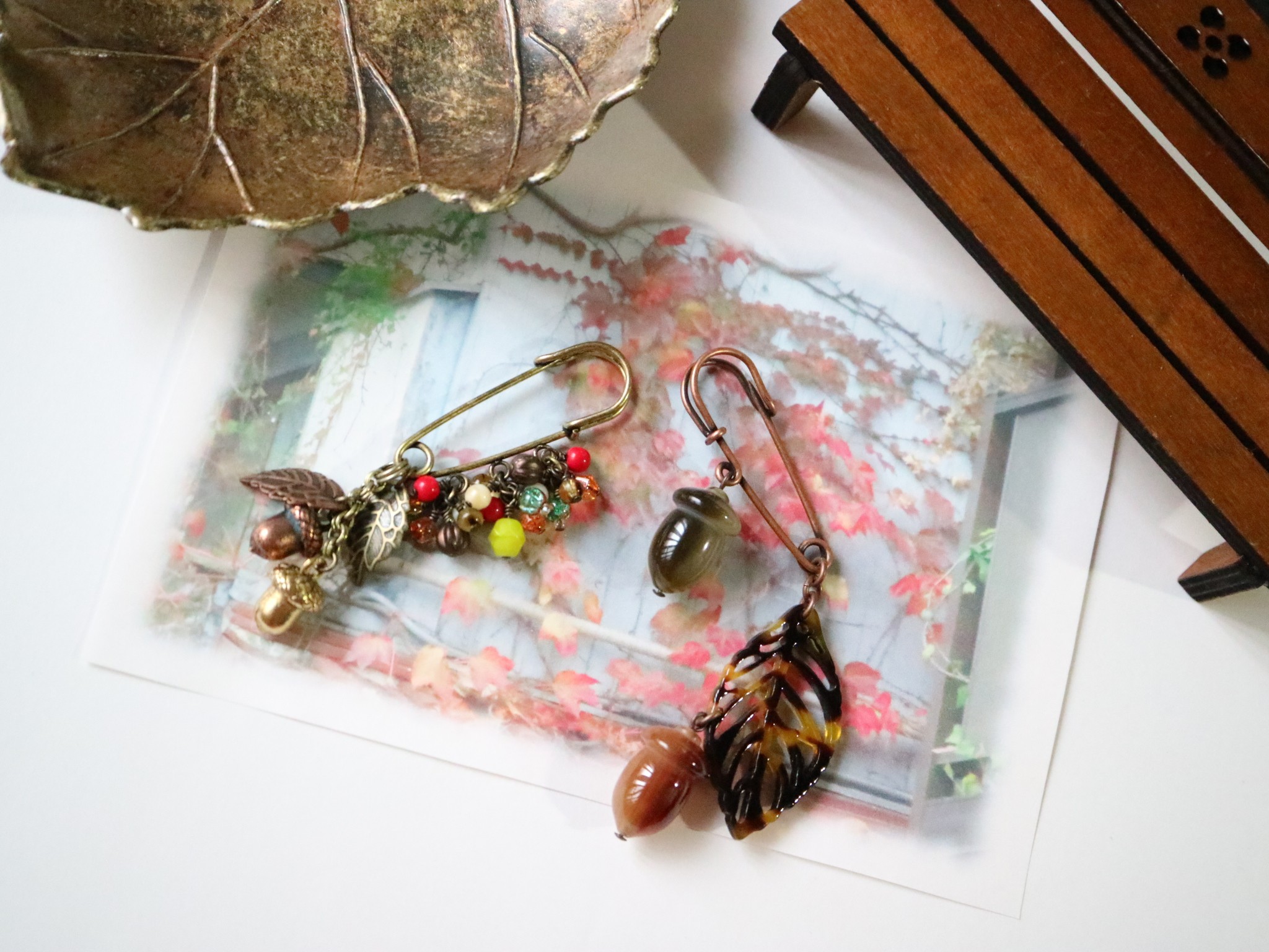 どんぐりと鼈甲色 べっこういろ の葉っぱのストールピン Iichi ハンドメイド クラフト作品 手仕事品の通販