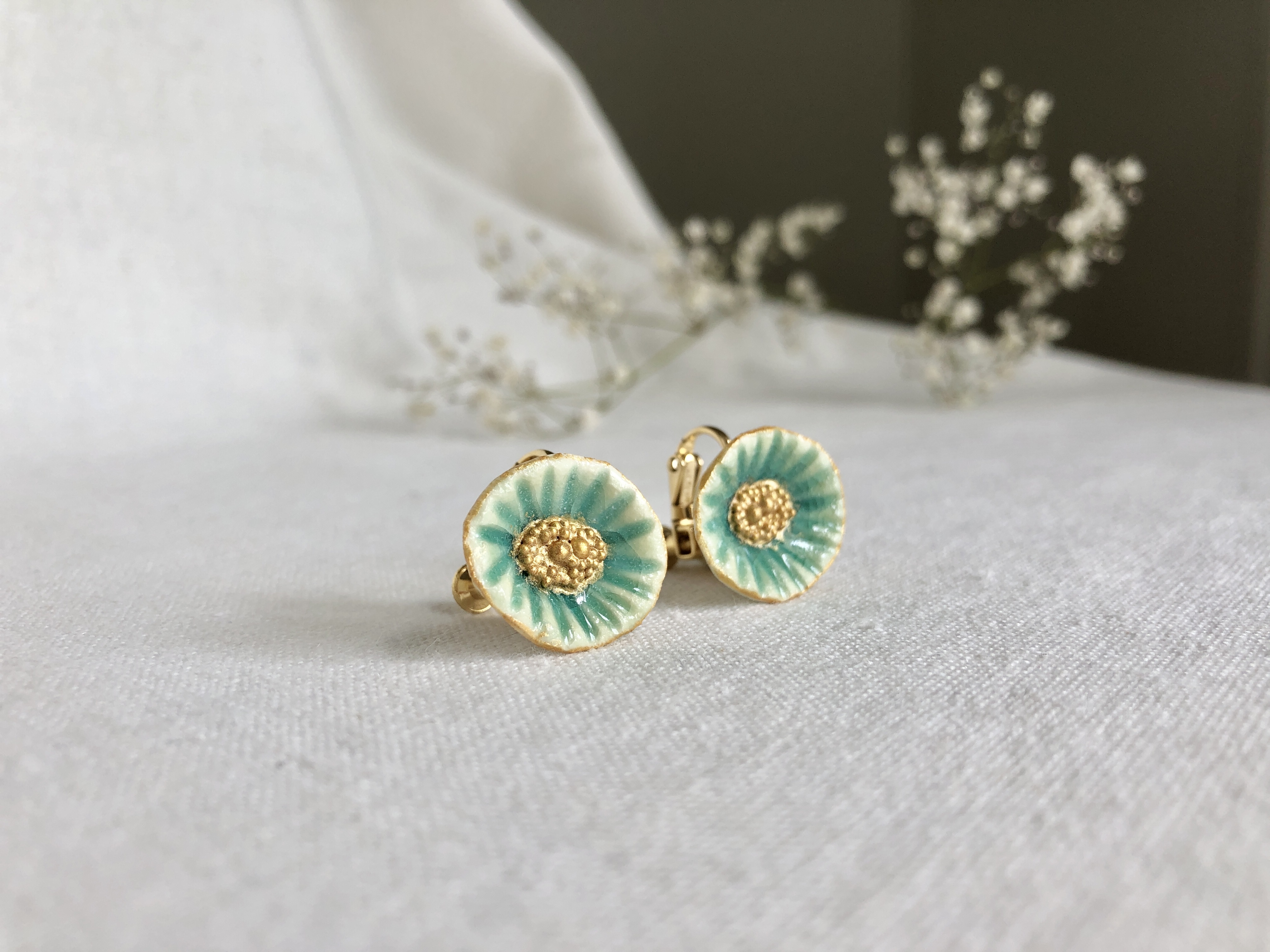 貝殻のようなお花のイヤリング Iichi ハンドメイド クラフト作品 手仕事品の通販