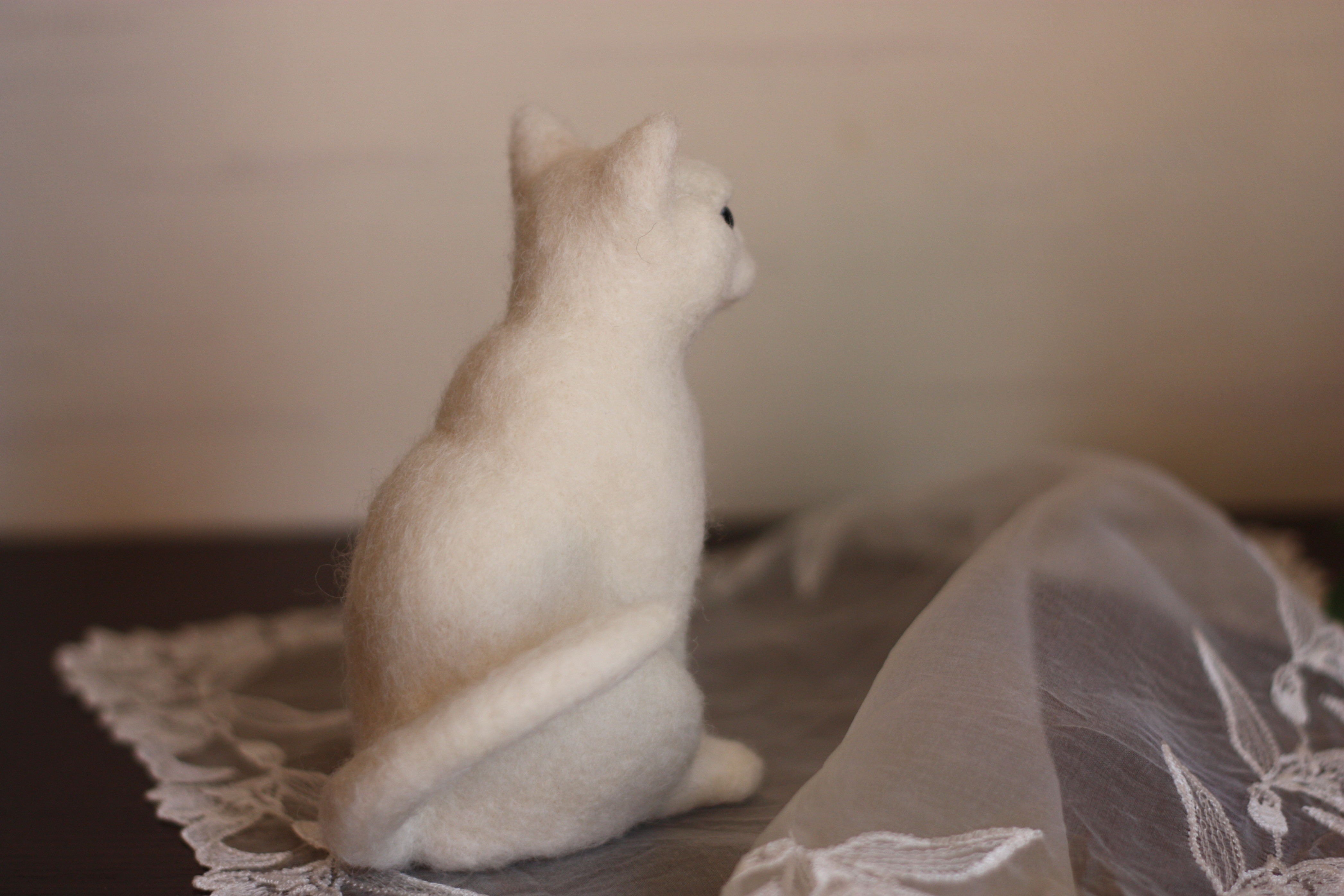 おしゃれ 白猫 ふんわり 羊毛フェルト Iichi ハンドメイド クラフト作品 手仕事品の通販