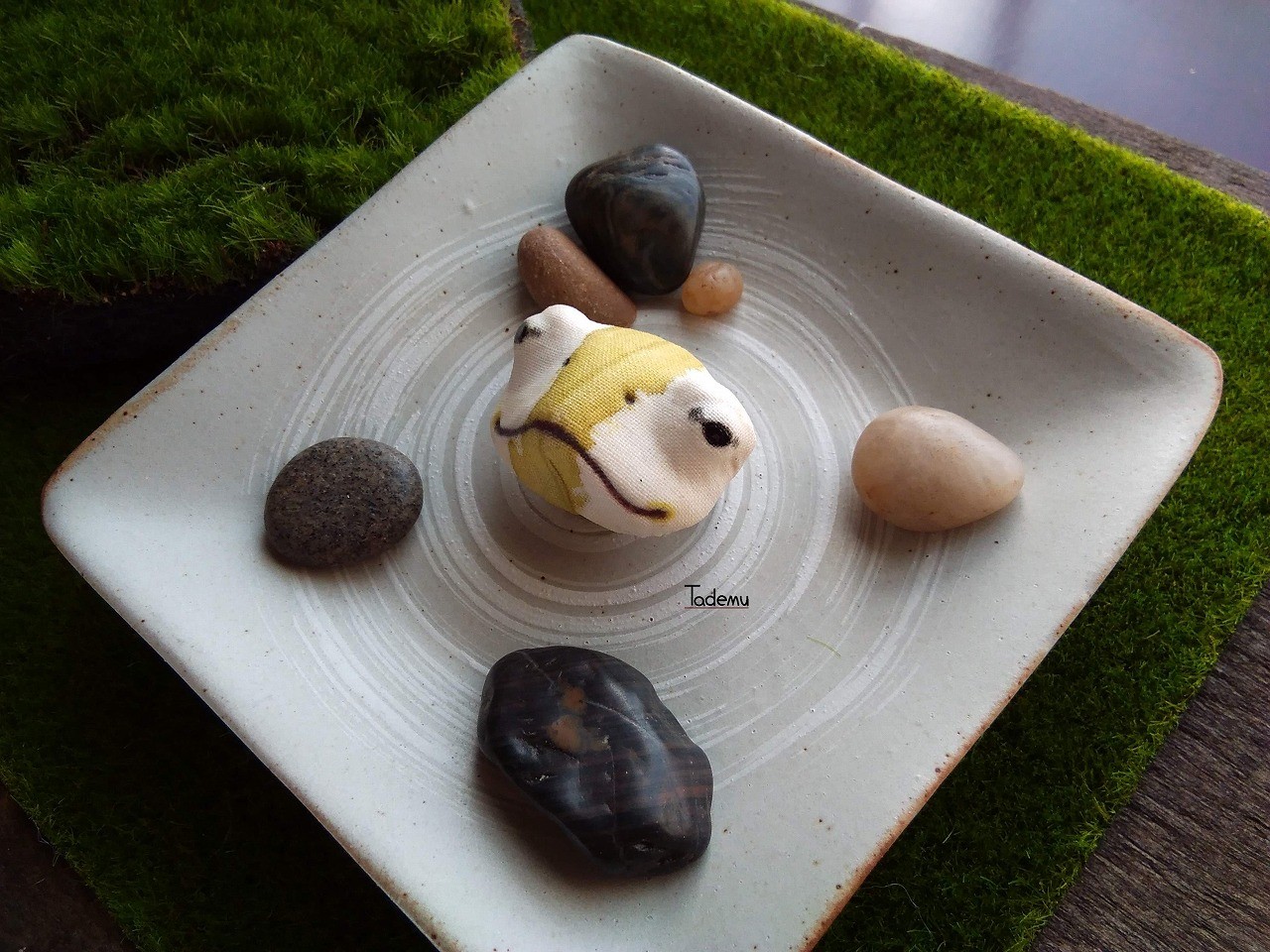 池からひょこっと顔を出した蛙 かえる ブローチ Ygr Iichi ハンドメイド クラフト作品 手仕事品の通販