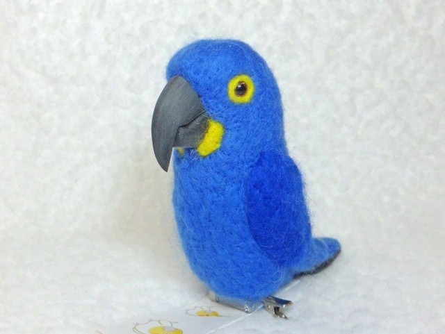 スミレコンゴウインコ Mini 選べる2タイプ クリップ付ブローチorマグネット 羊毛フェルト Iichi ハンドメイド クラフト作品 手仕事品の通販