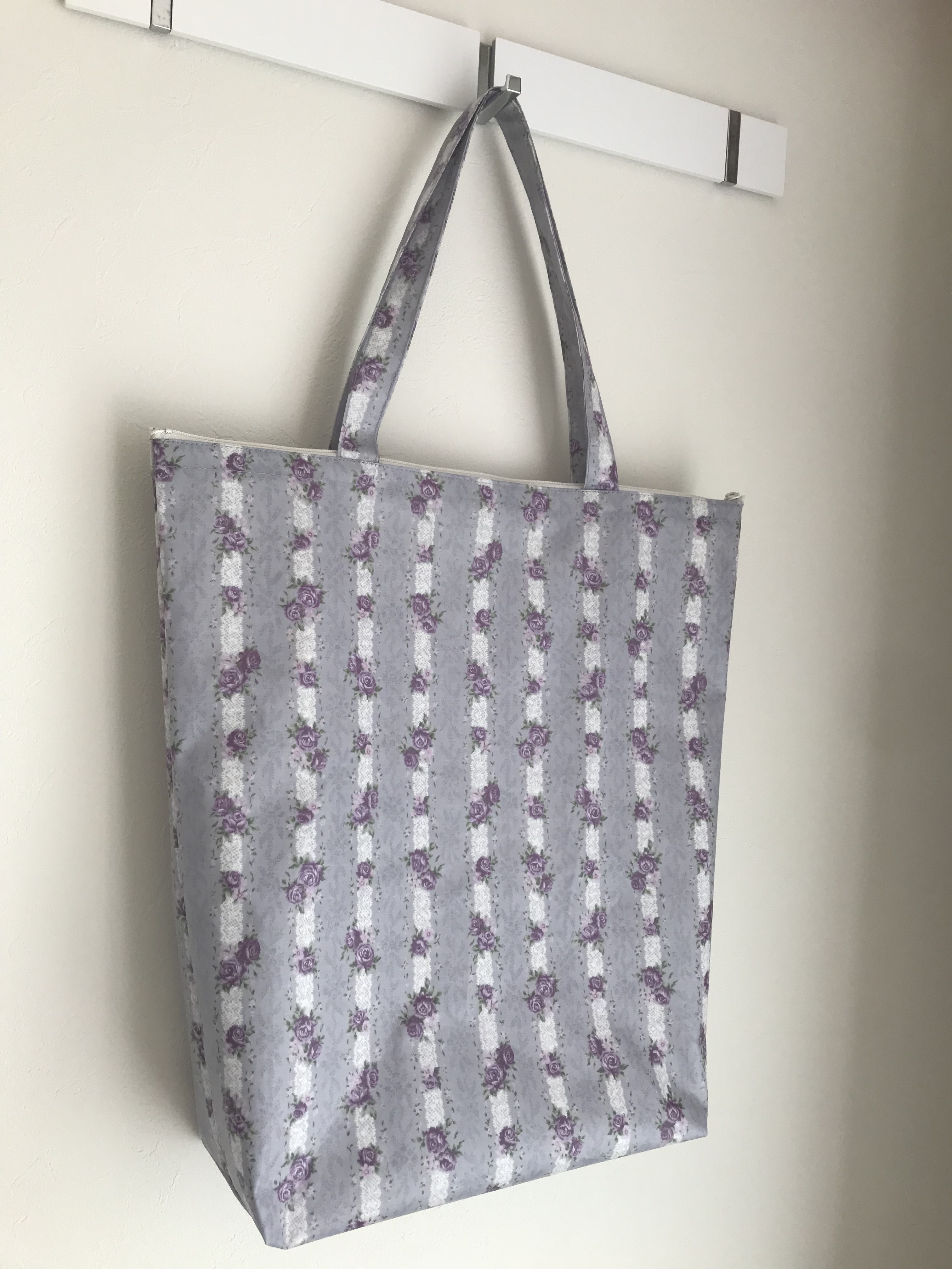 ビニールコーティングのサブバッグ ファスナー付き 花柄グレー Iichi ハンドメイド クラフト作品 手仕事品の通販