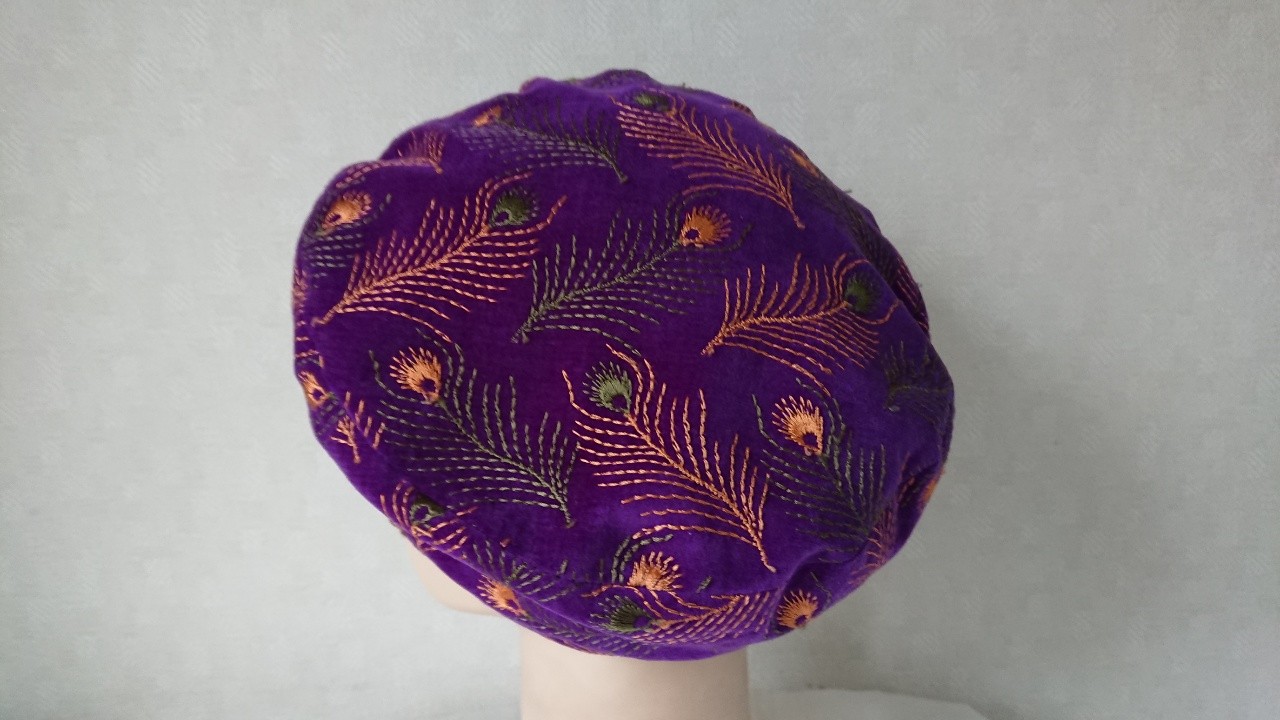 魅せる帽子 羽飾りの刺繍が素敵 ビロードのベレー パープル Iichi ハンドメイド クラフト作品 手仕事品の通販