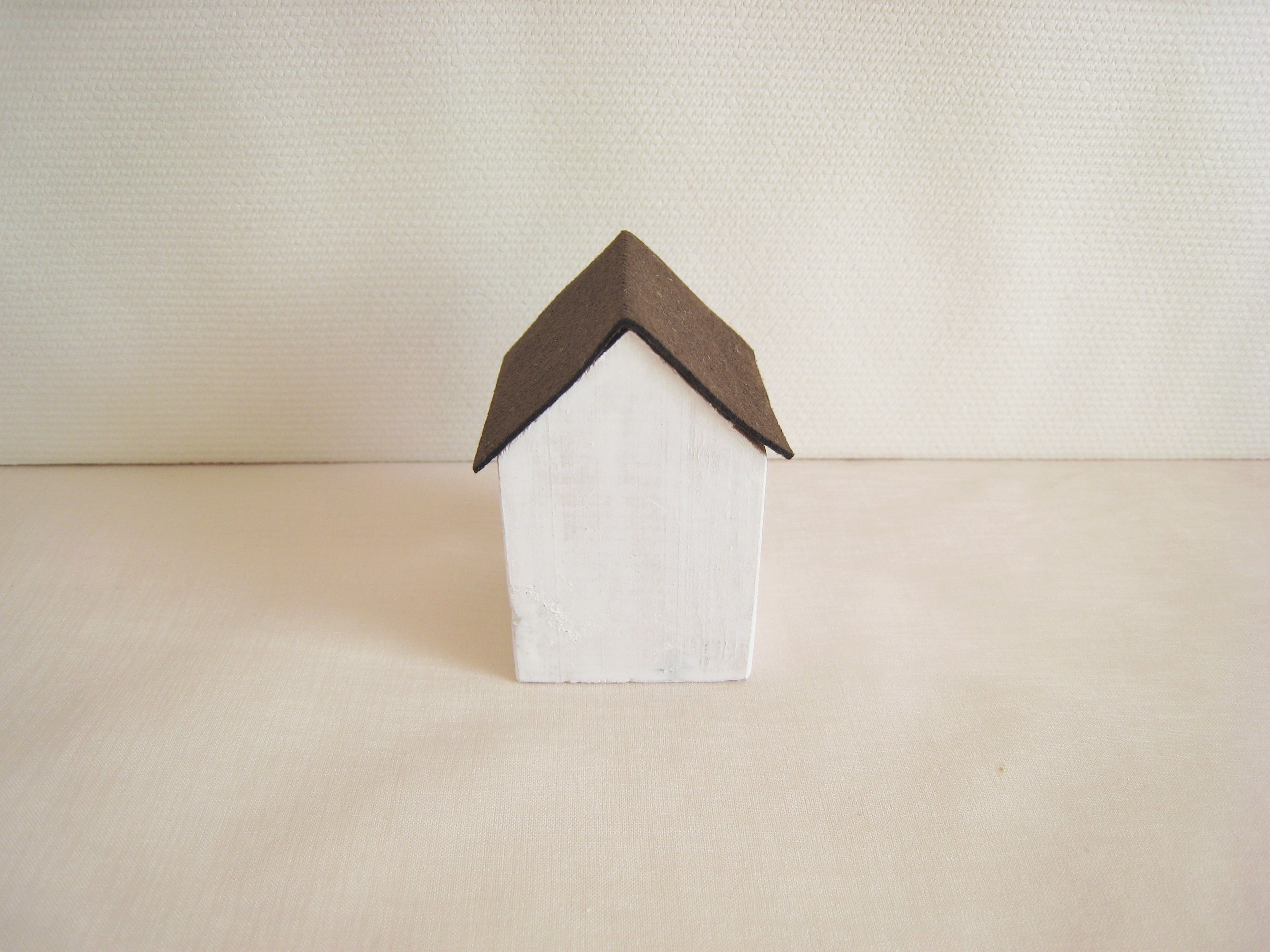 可愛いこげ茶色の屋根の小さいお家の置物 小 Iichi ハンドメイド クラフト作品 手仕事品の通販