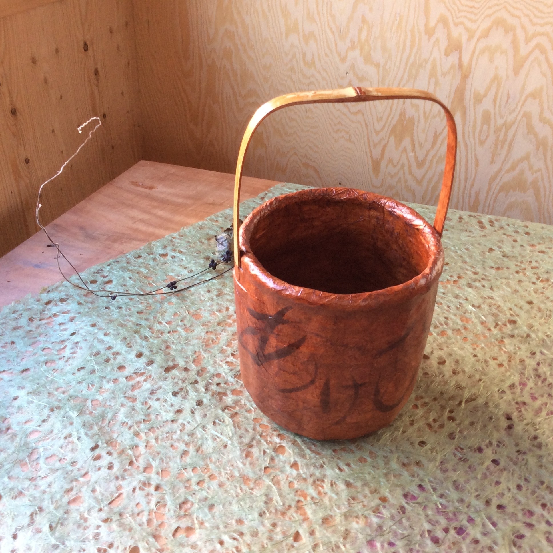 一閑張り インテリア籠 持ち手付き Iichi ハンドメイド クラフト作品 手仕事品の通販