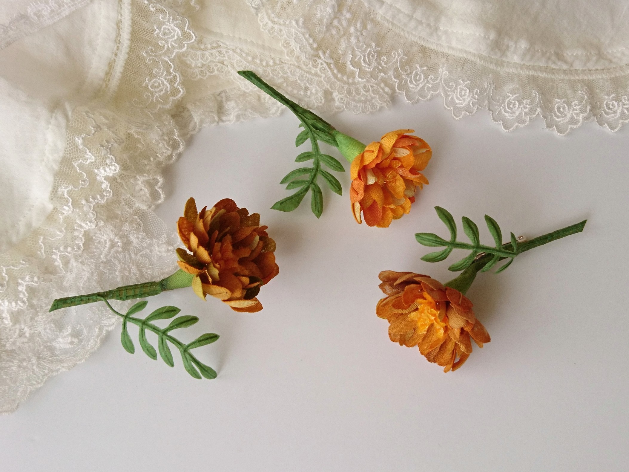 マリーゴールドの布花ブローチ◇コサージュ | iichi ハンドメイド