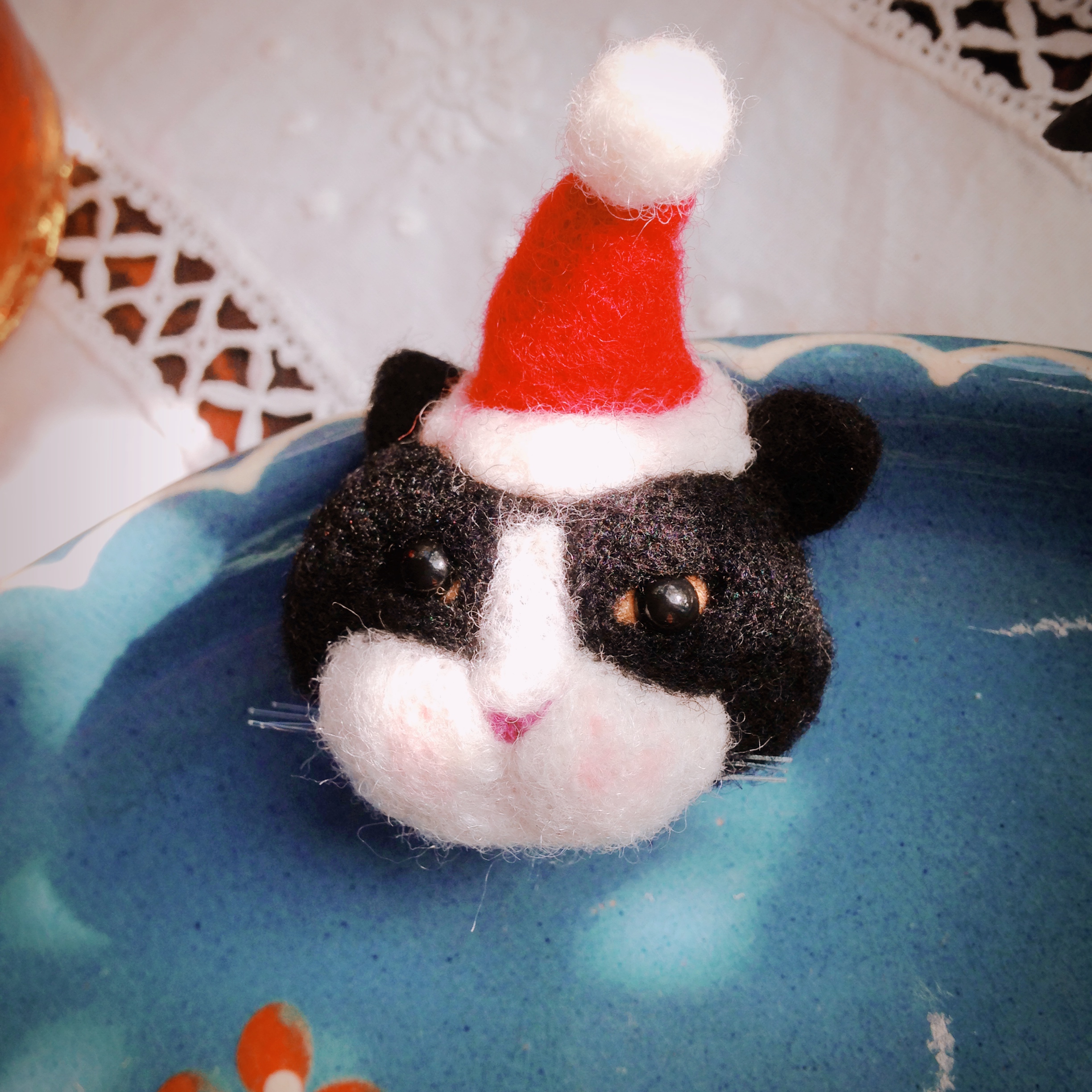羊毛フェルト ハチワレ猫サンタのマグネット Iichi ハンドメイド クラフト作品 手仕事品の通販