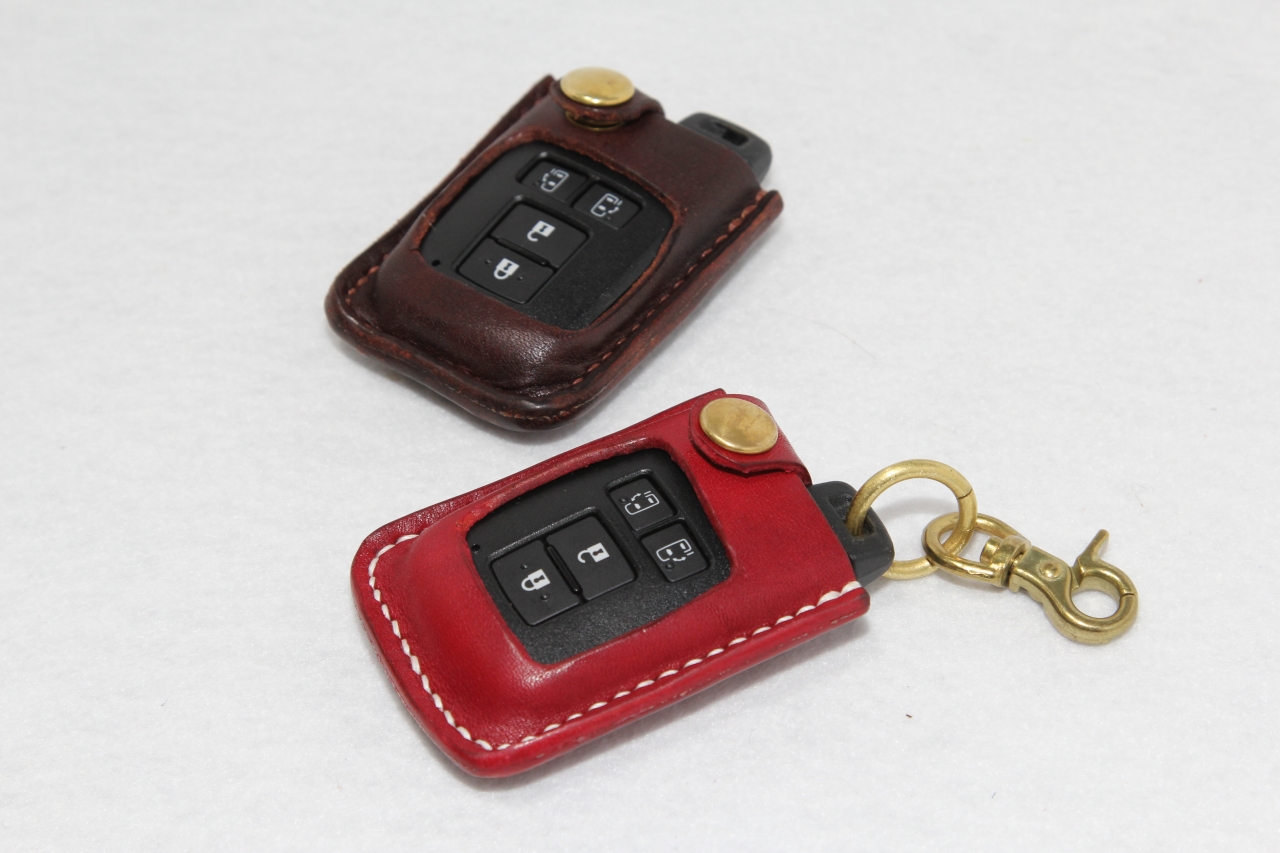 栃木レザー トヨタ スマートキーケース 9色組み合わせ自由 Iichi ハンドメイド クラフト作品 手仕事品の通販