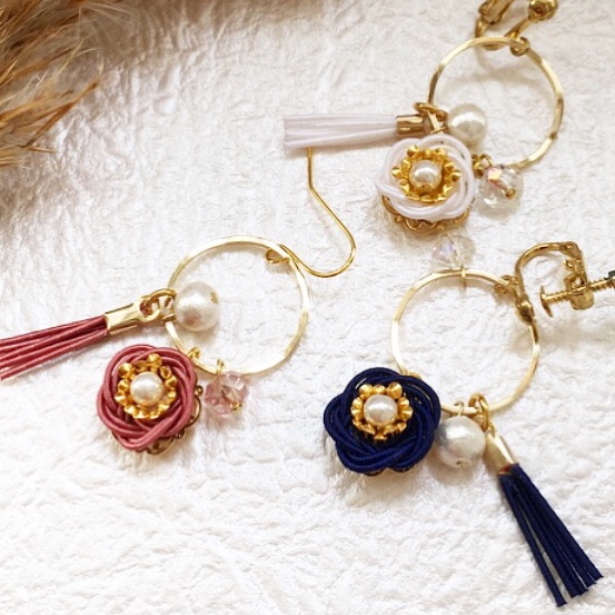 選べる4色 ミニタッセルイヤリングorピアス Iichi ハンドメイド