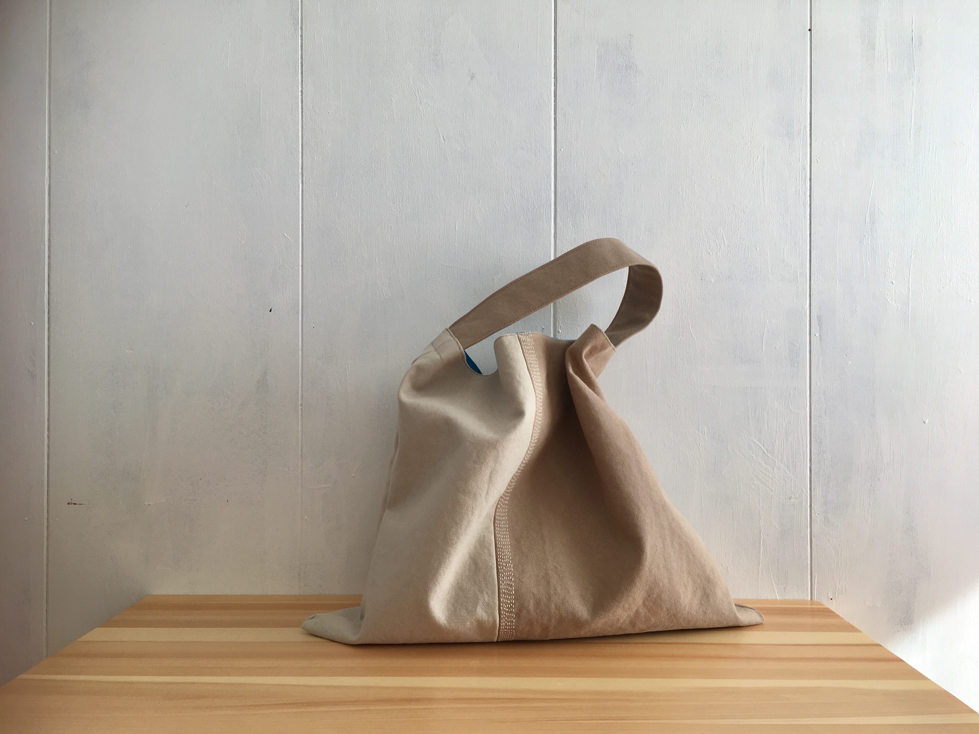 受注製作 カフェオレ色の三角鞄 Iichi ハンドメイド クラフト作品 手仕事品の通販