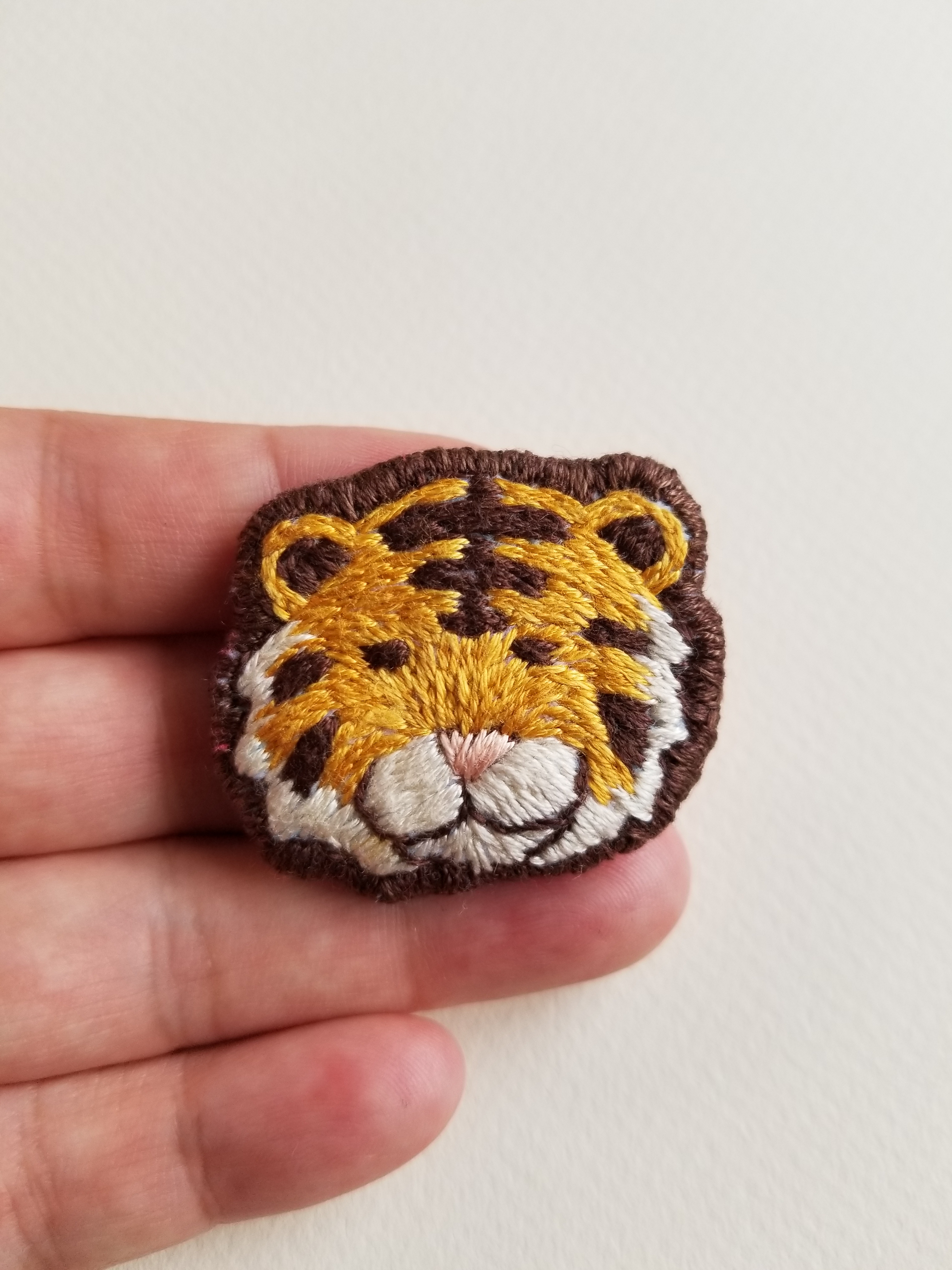 虎のほっこり手刺繍ブローチ Iichi ハンドメイド クラフト作品 手仕事品の通販