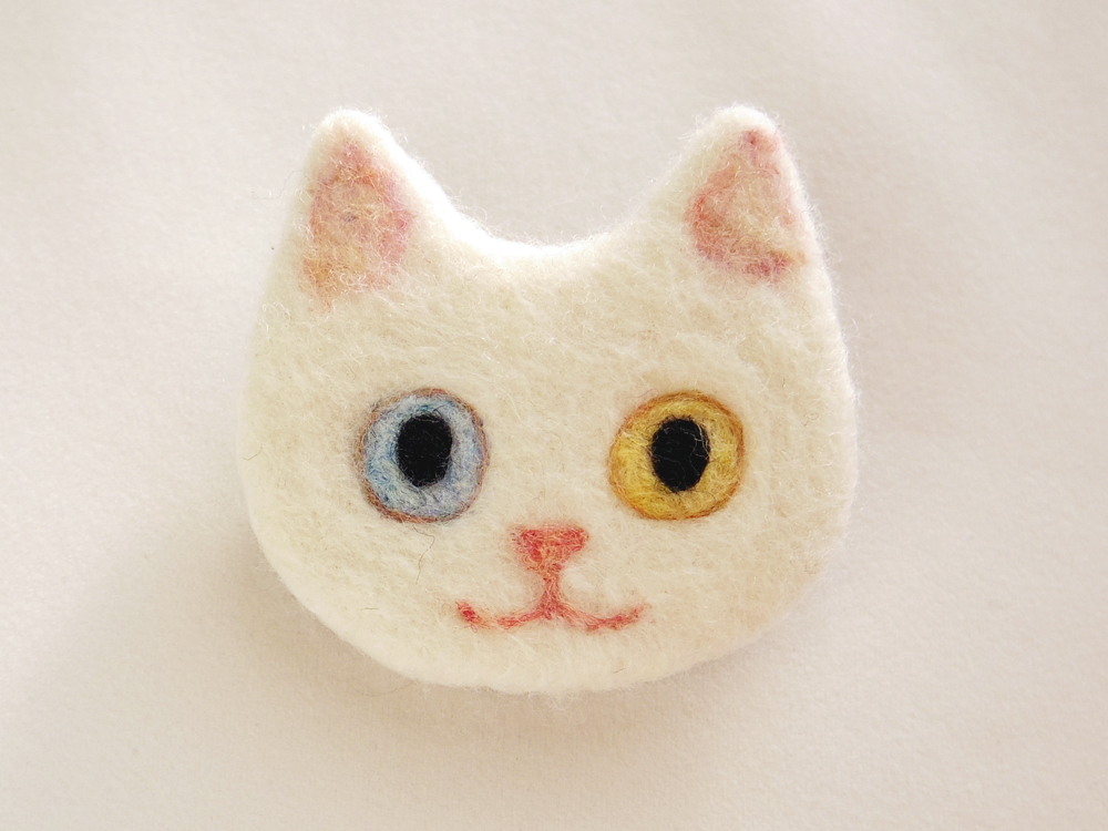 受注制作】猫顔フェルトブローチ（オッドアイ）  iichi ハンドメイド 