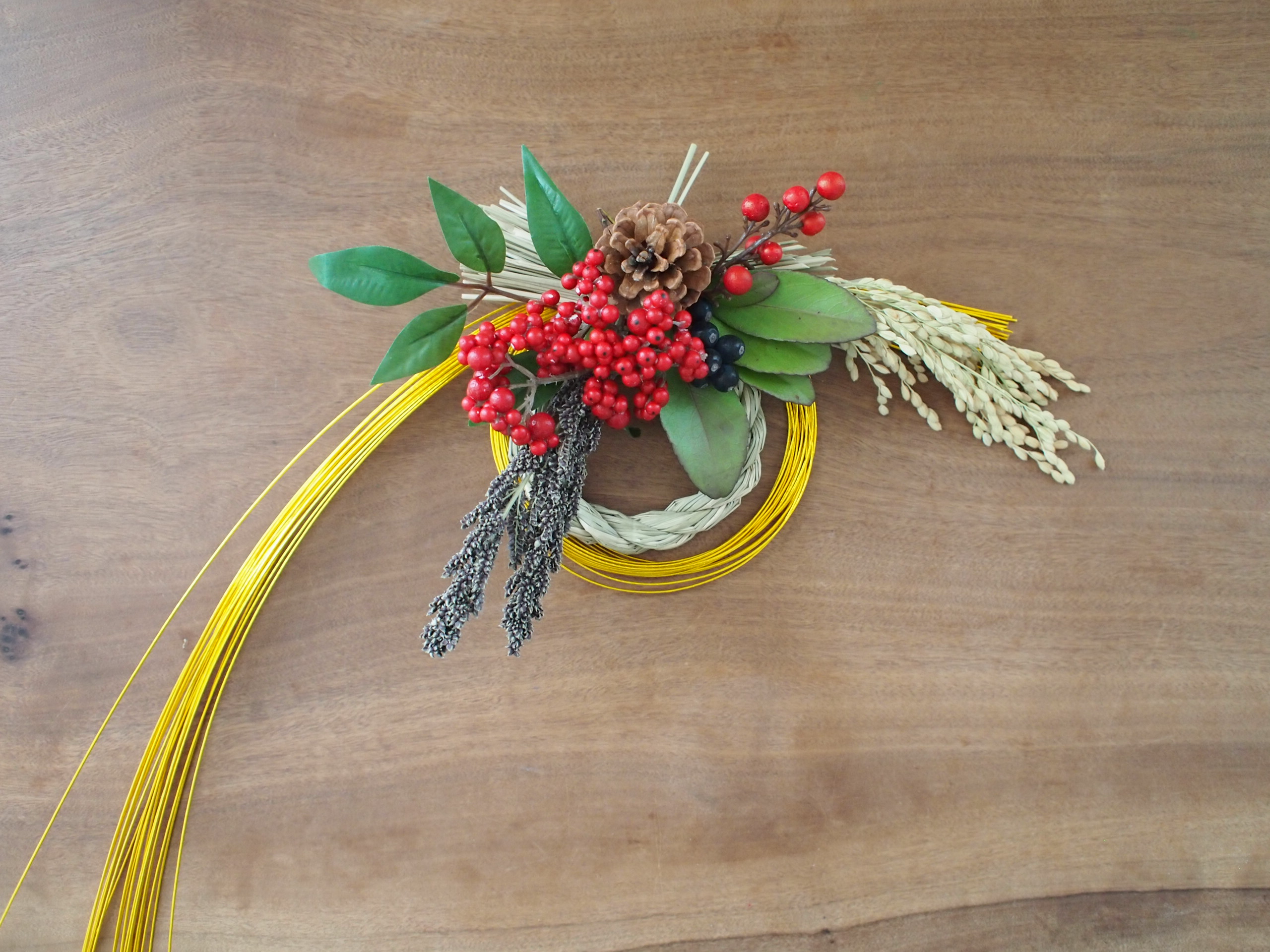 赤い実と金水引のしめ飾り Iichi ハンドメイド クラフト作品 手仕事品の通販