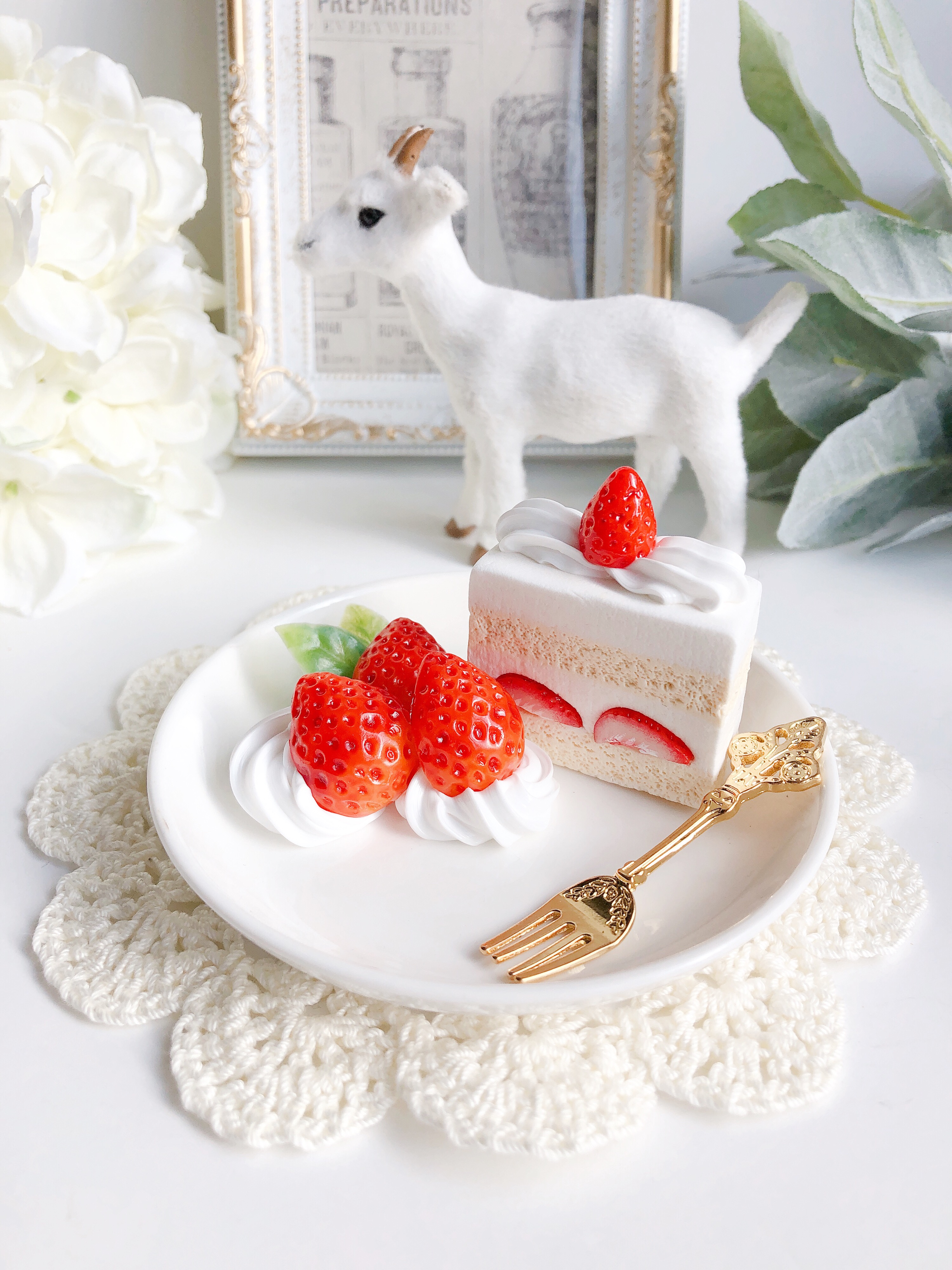真っ赤な苺ショートケーキのアクセサリートレイ スイーツデコ フェイクスイーツ Iichi ハンドメイド クラフト作品 手仕事品の通販