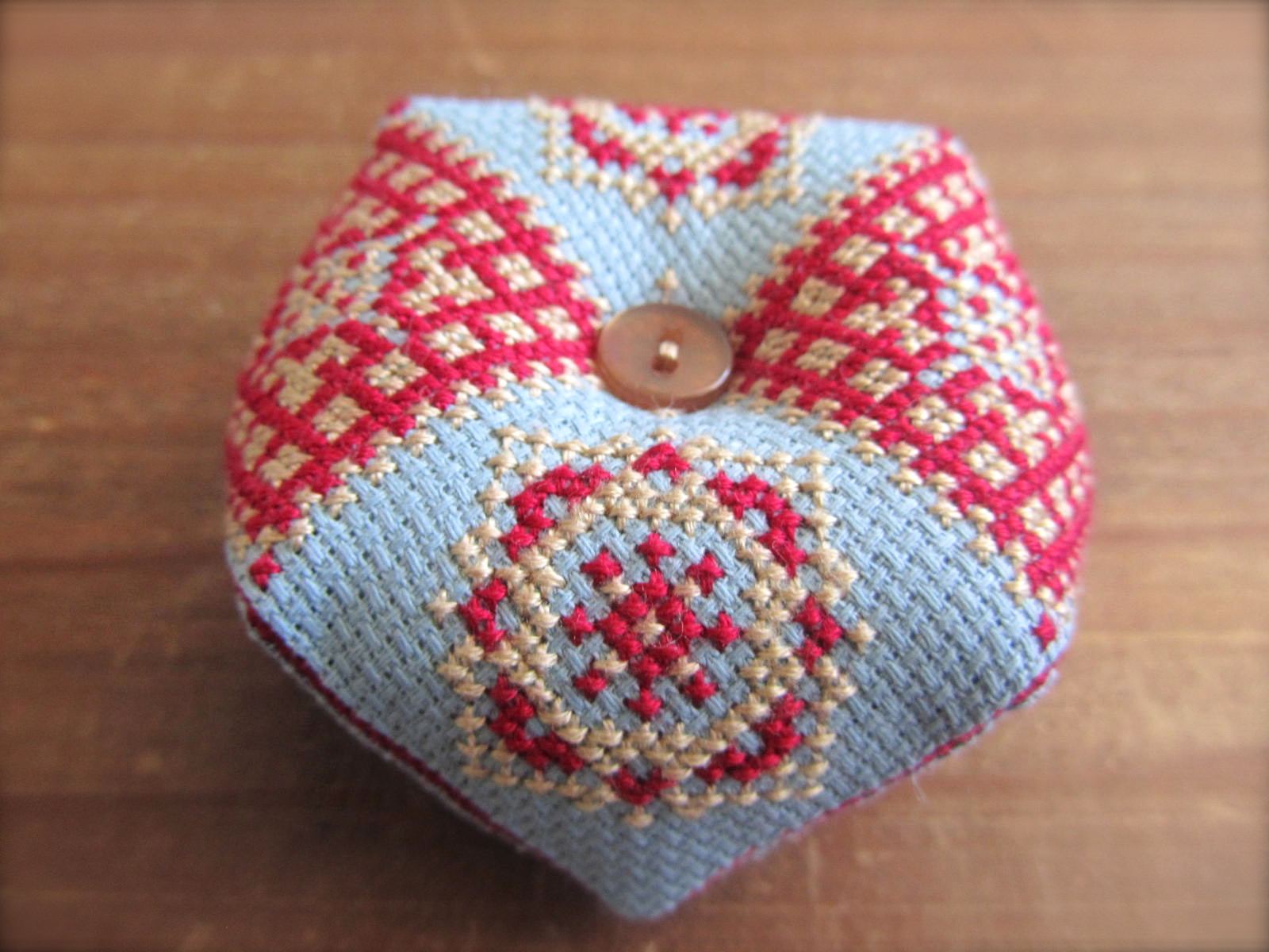 クロスステッチのビスコーニュ 赤 クリーム Iichi ハンドメイド クラフト作品 手仕事品の通販