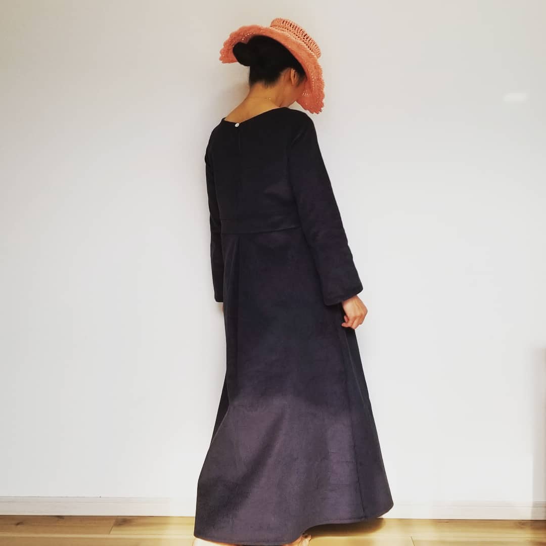 深いラウンドネック コーデュロイのアンティークワンピース ブラックベリー Iichi ハンドメイド クラフト作品 手仕事品の通販