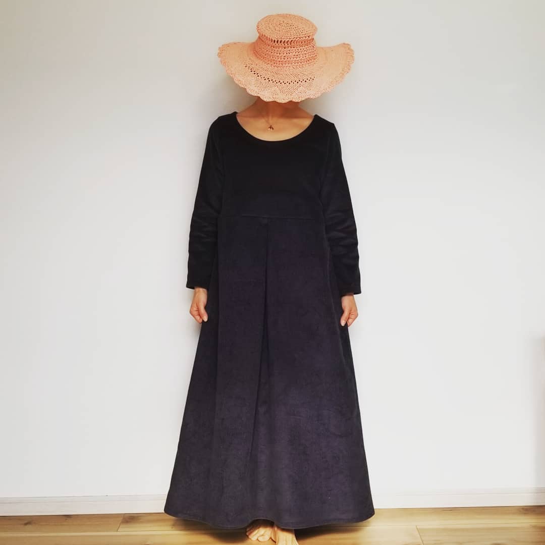 深いラウンドネック コーデュロイのアンティークワンピース ブラックベリー Iichi ハンドメイド クラフト作品 手仕事品の通販