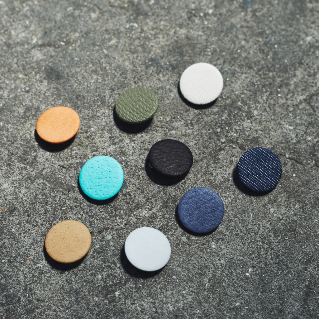 レザー缶バッジ レディース メンズ 本革 ブローチ ファッション アクセサリー ギフト プレゼント Iichi ハンドメイド クラフト作品 手仕事品の通販