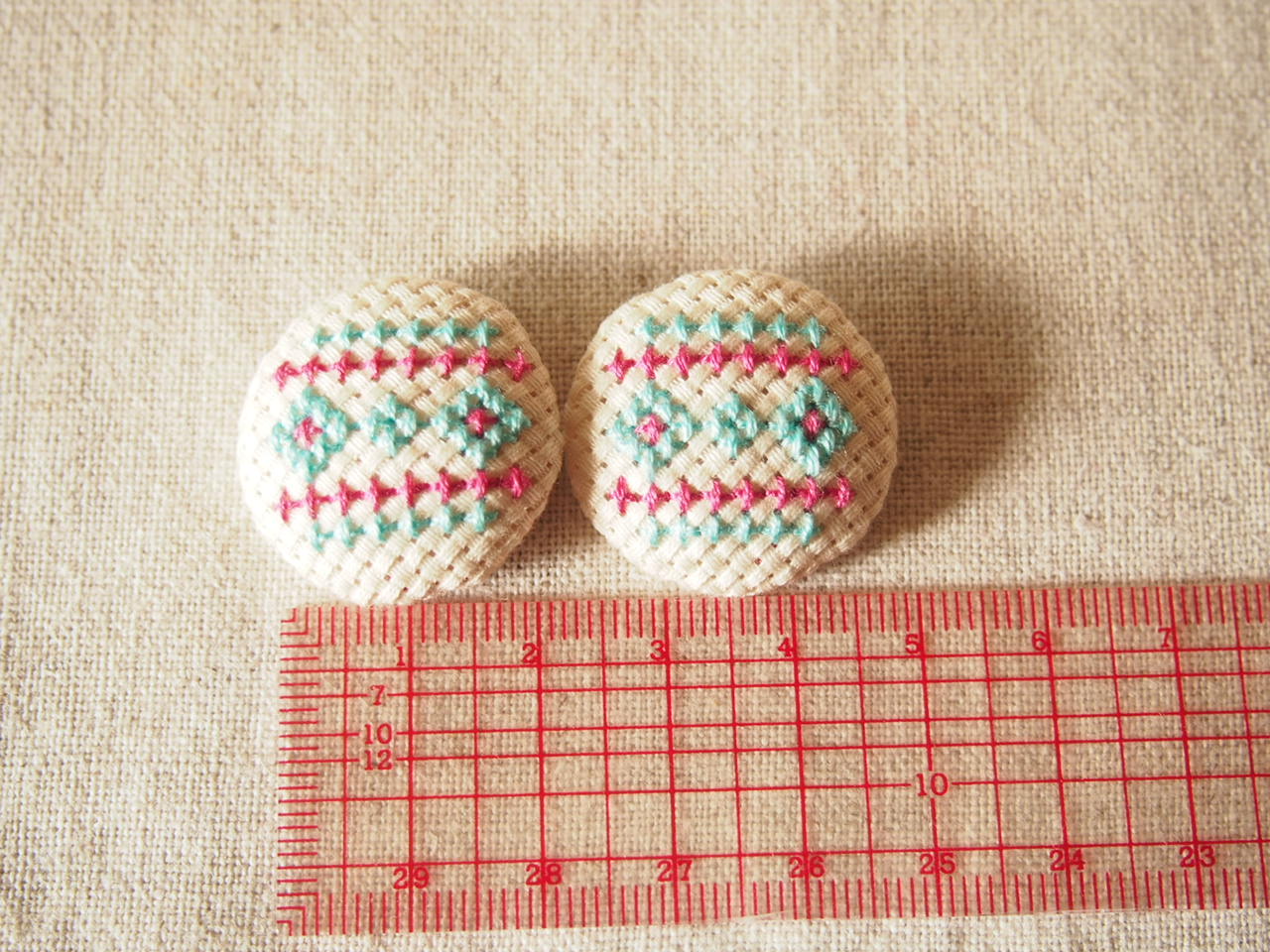 刺繍ピアス クロスステッチ くるみボタンピアス イヤリングに変更可 Iichi ハンドメイド クラフト作品 手仕事品の通販