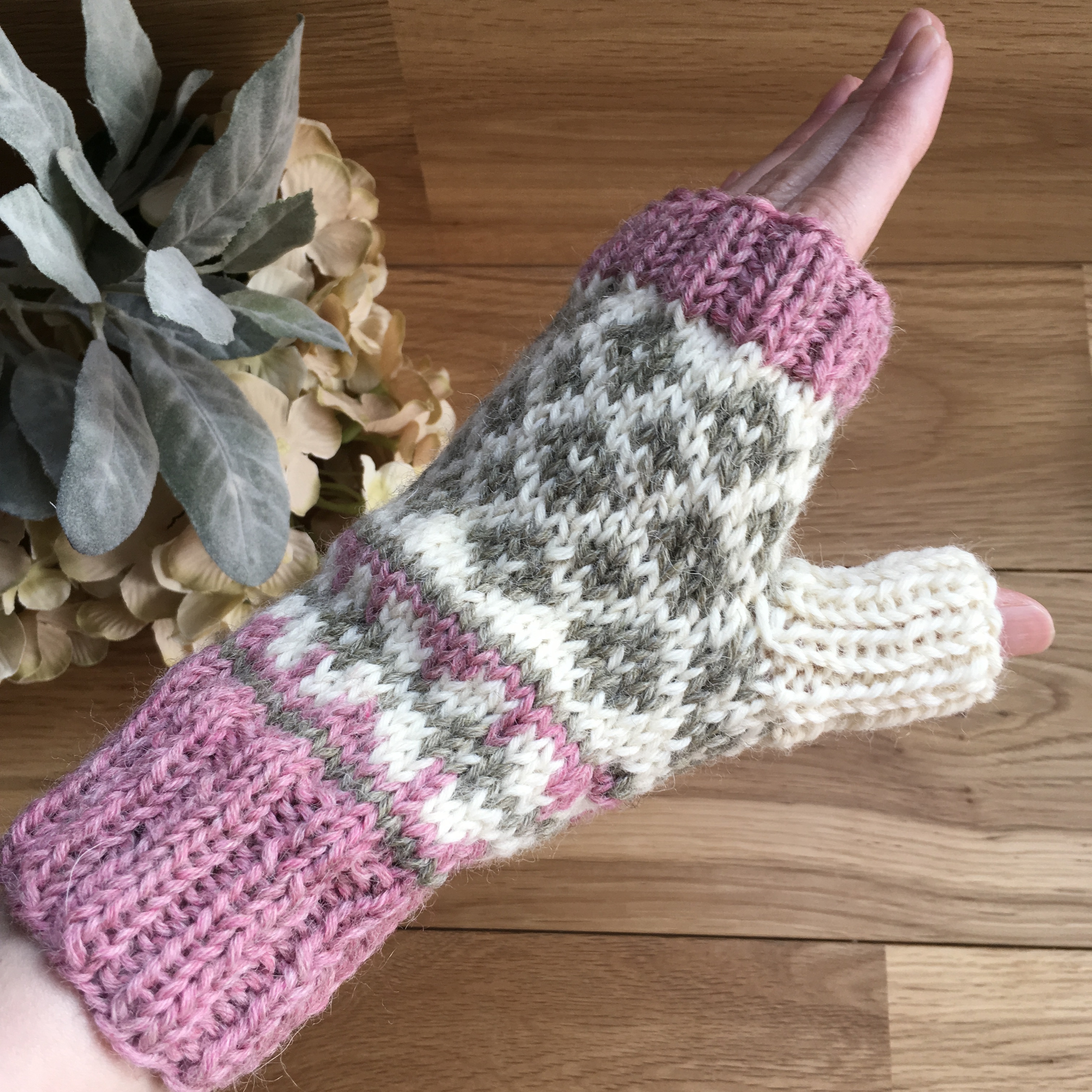 ミックス柄のミトン(ピンク・白・カーキ)  iichi ハンドメイド 