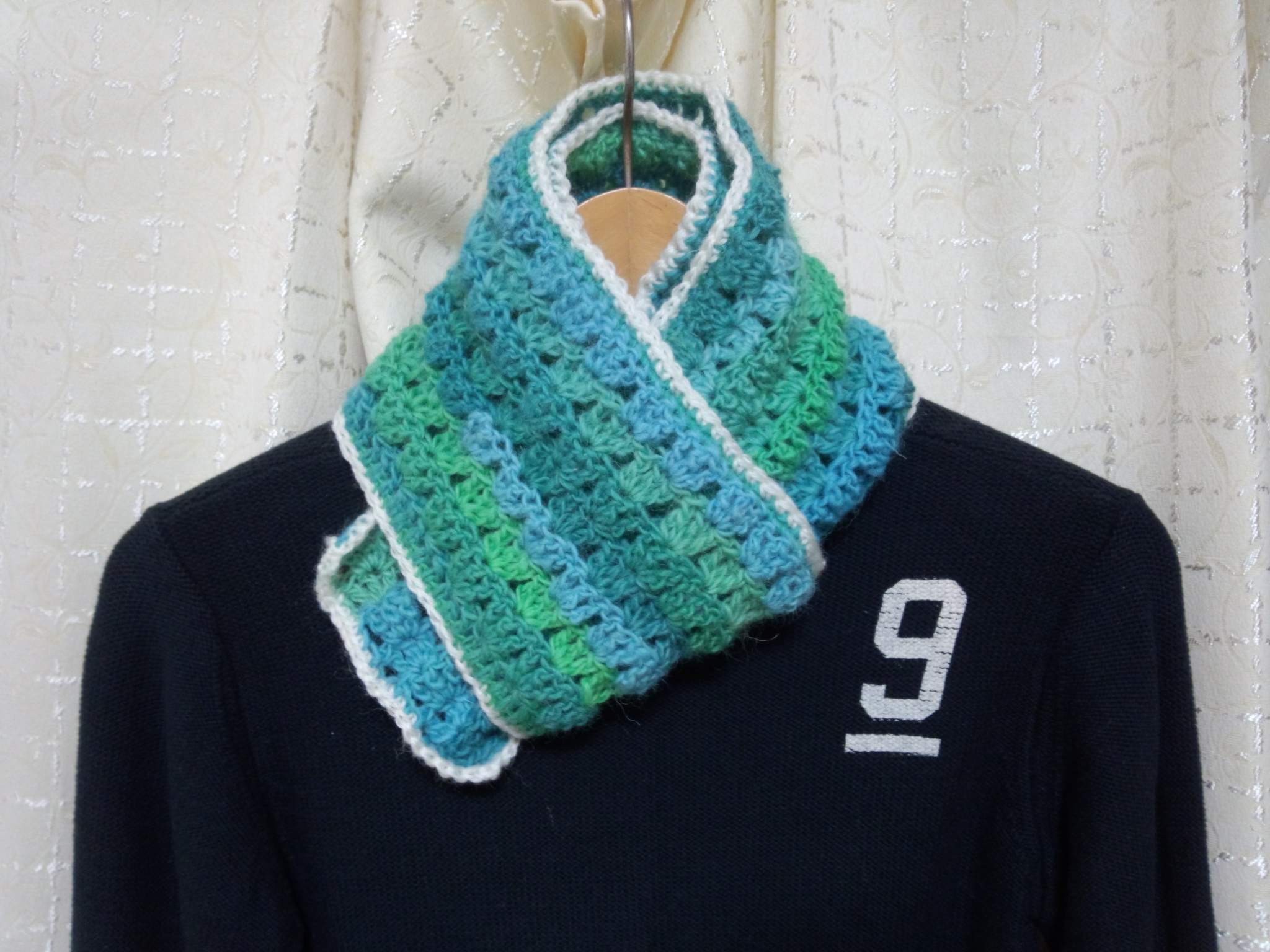 手縫い屋 編み編みマフラー1 草原グリーングラデーション 白 ネックウォーマー ギフト Iichi ハンドメイド クラフト作品 手仕事品の通販