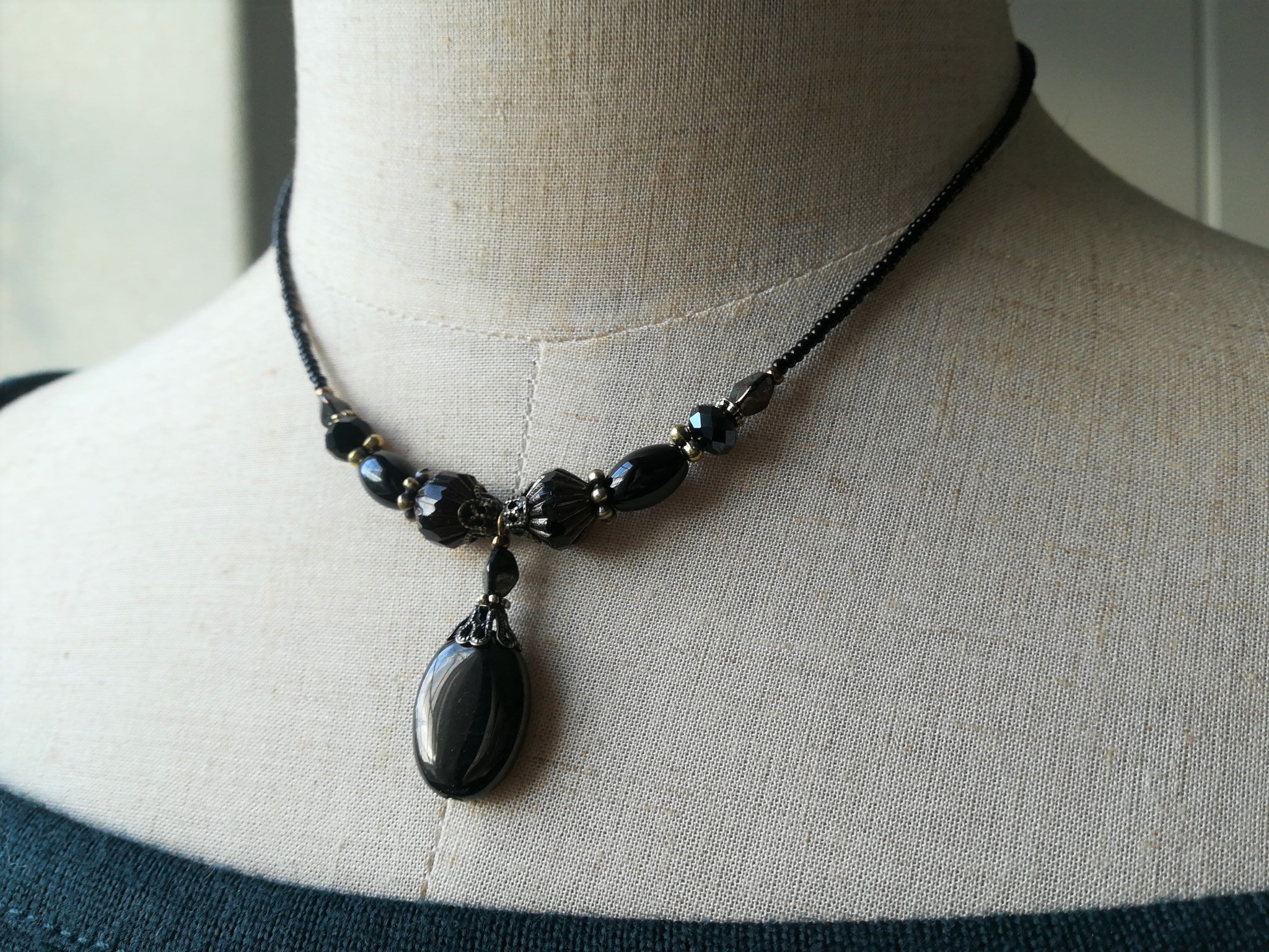 ジェット 木の化石 とブラックオニキスの黒系ネックレス Iichi ハンドメイド クラフト作品 手仕事品の通販