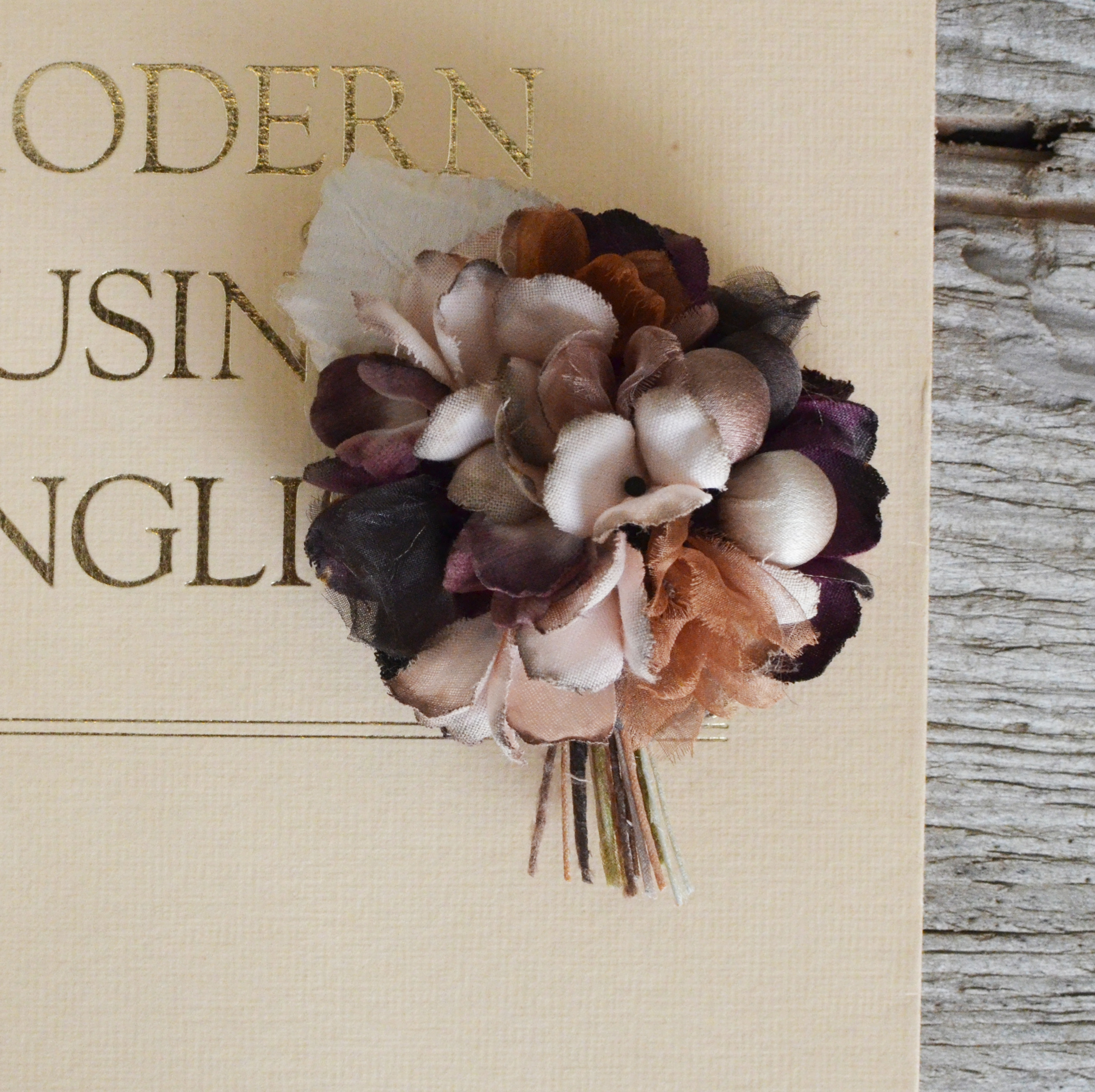 染め花 枯れた紫陽花のヘアクリップ付コサージュ Iichi ハンドメイド クラフト作品 手仕事品の通販