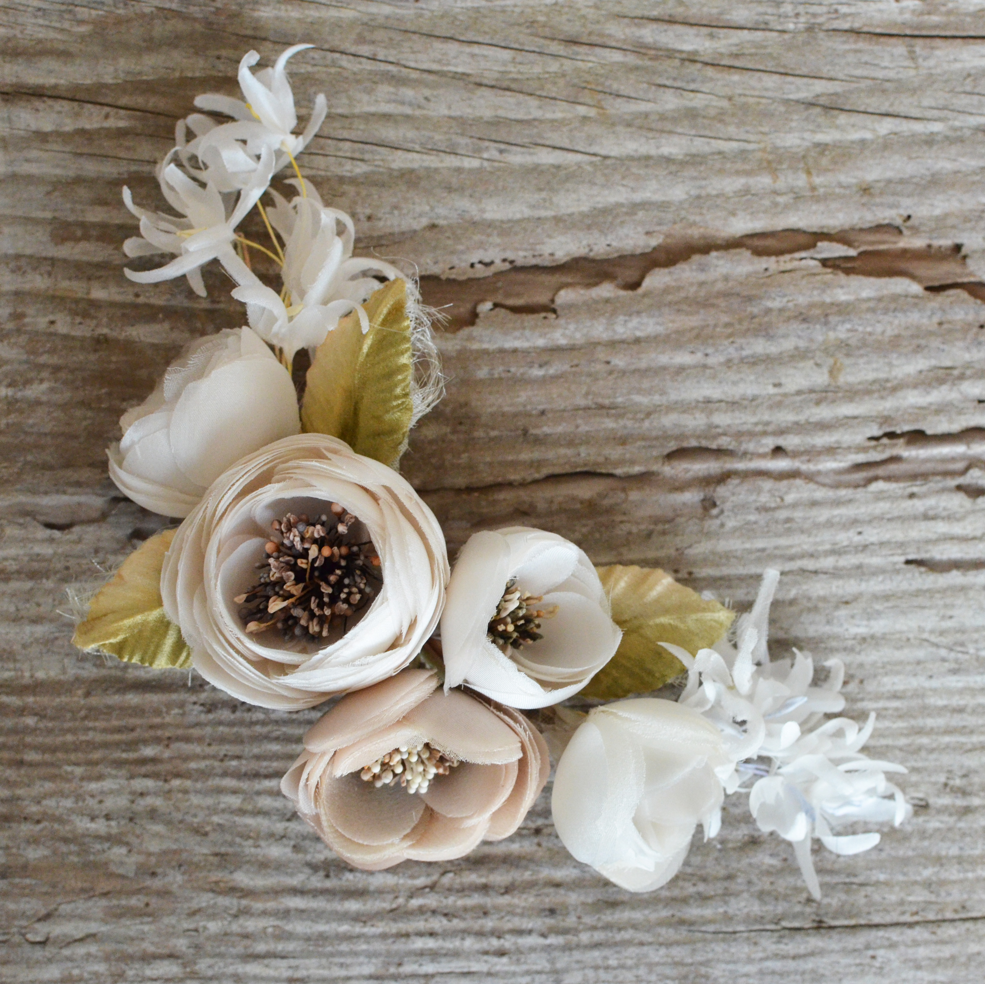 染め花 象牙色の花コーム付きコサージュ Iichi ハンドメイド クラフト作品 手仕事品の通販